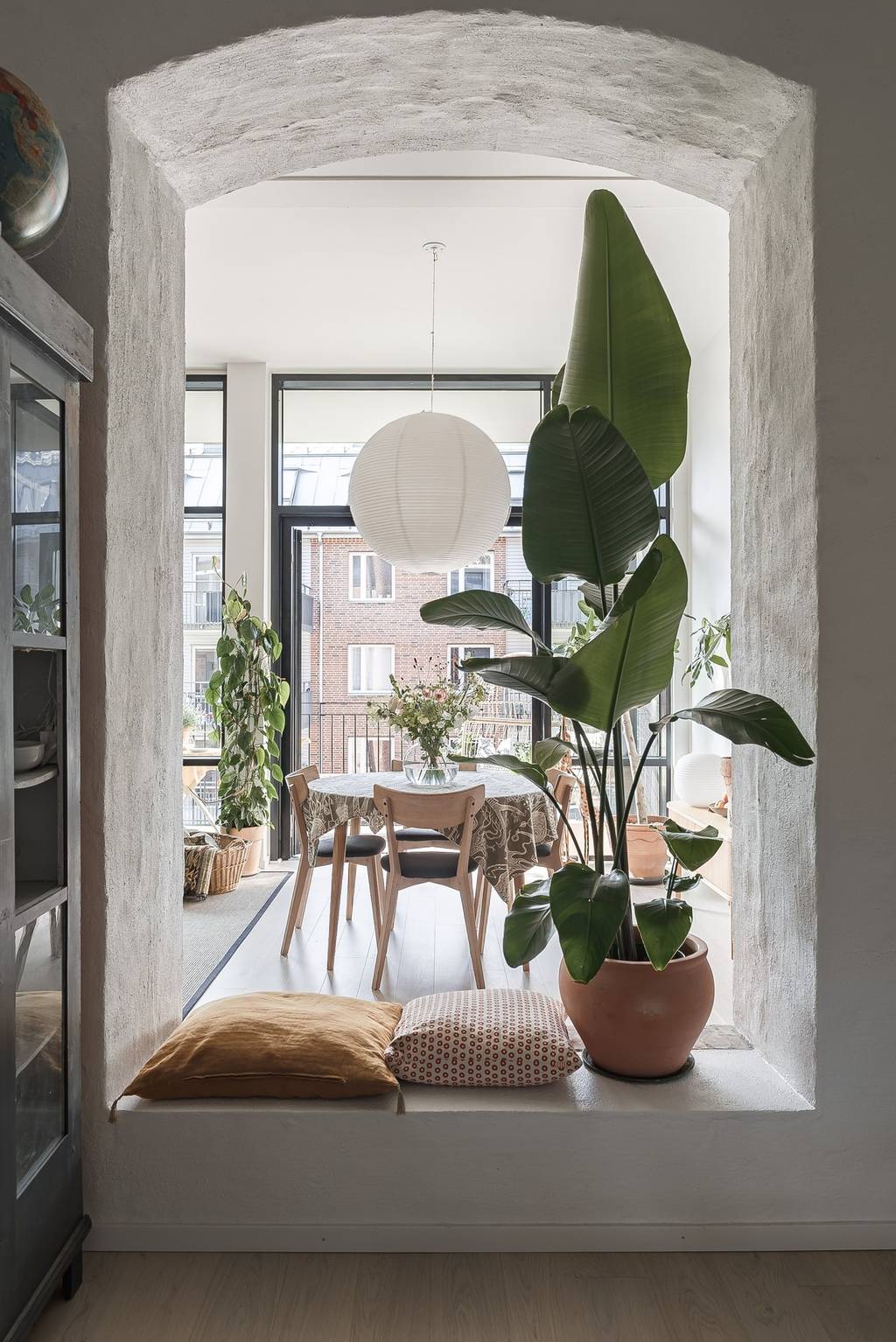 salle à manger avec baies vitrées décoration scandinave