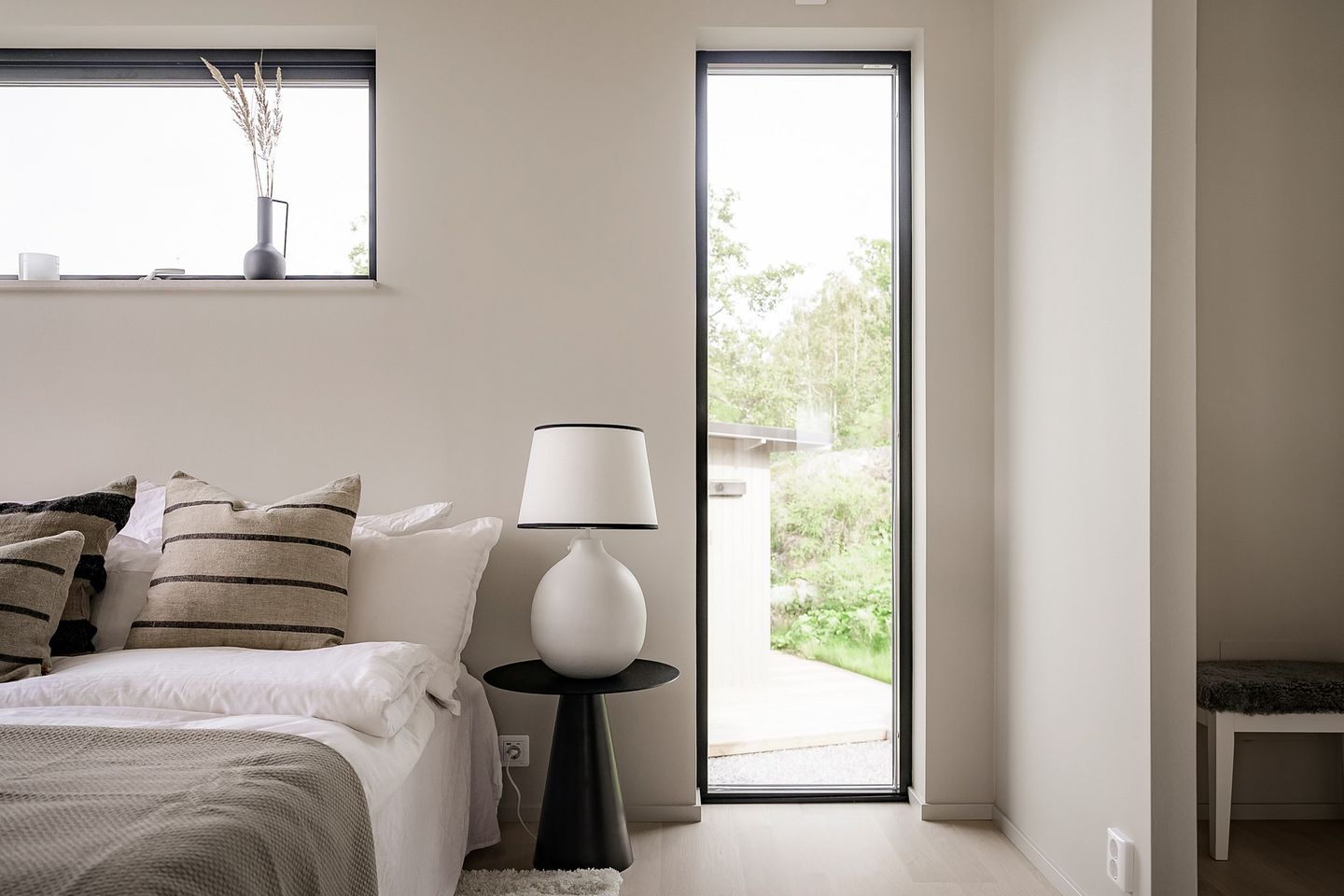 chambre grise minimaliste maison en bois contemporaine chambre grise minimaliste maison en bois contemporaine