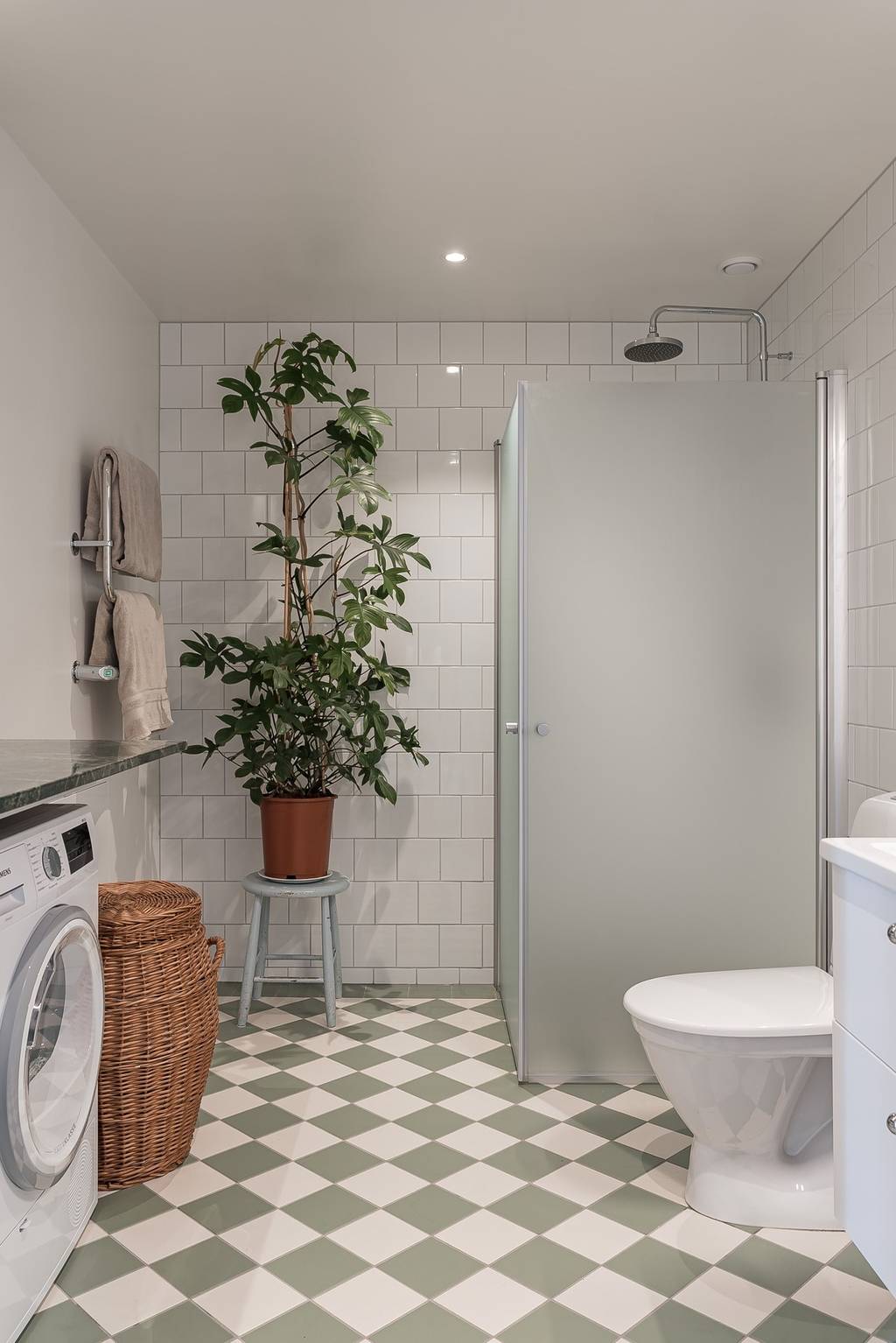 salle de bain sol à damier vert et blanc