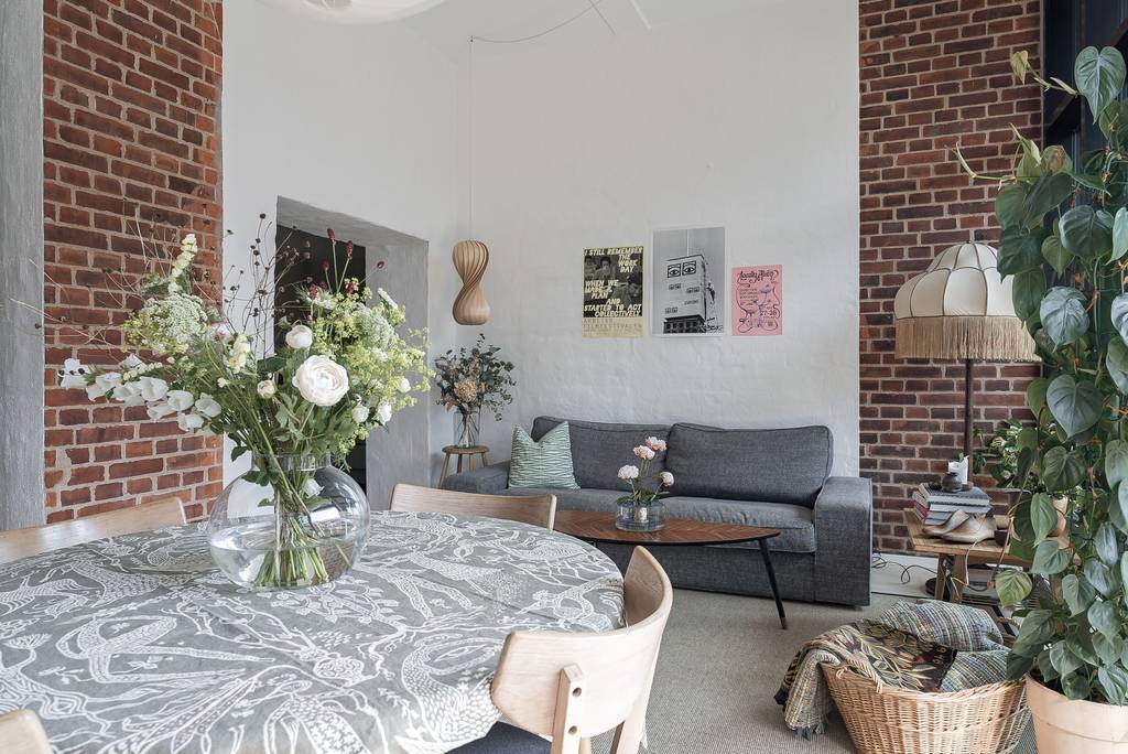 salon avec mur de briques anciennes décoration scandinave