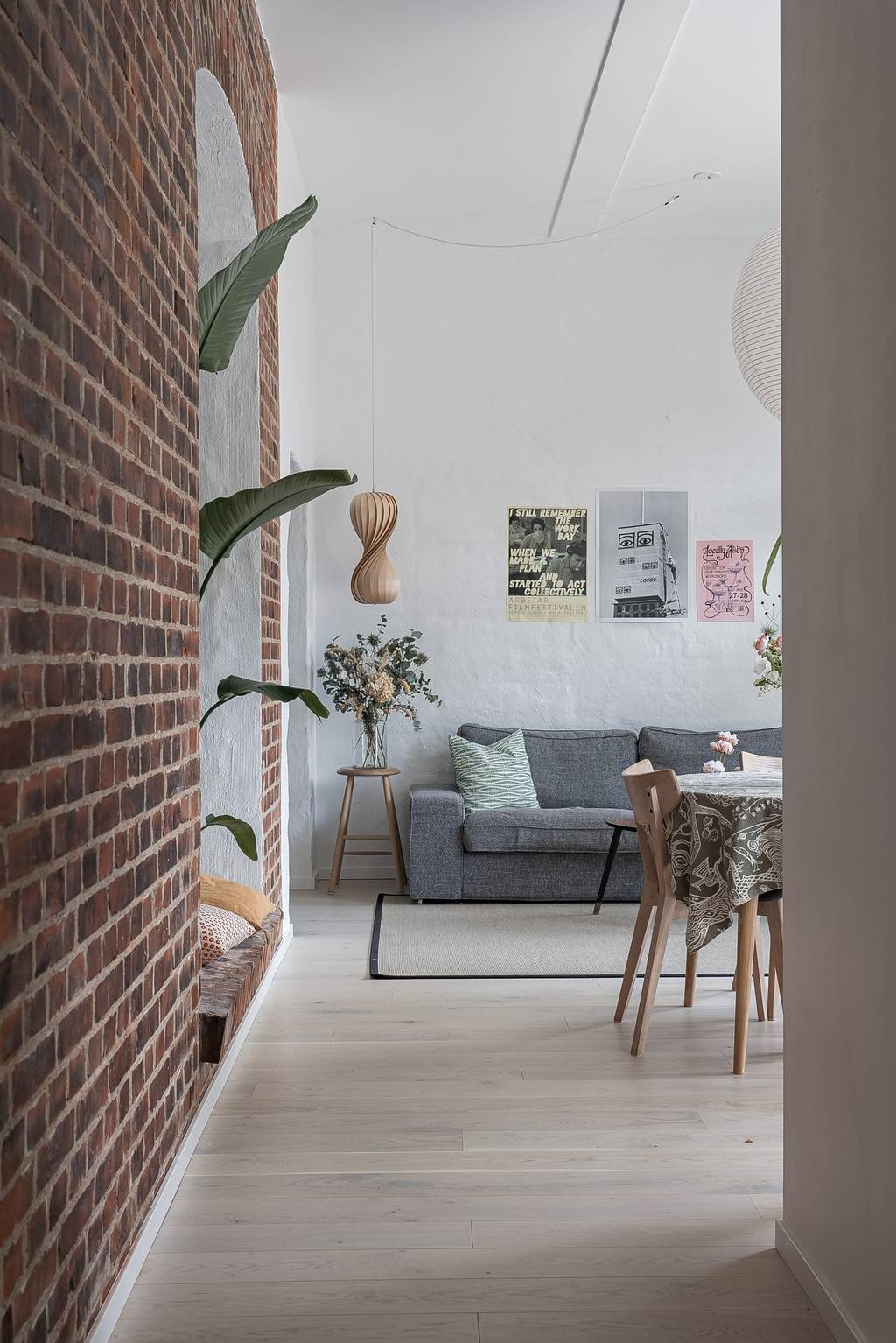 salon avec mur de briques anciennes décoration scandinave