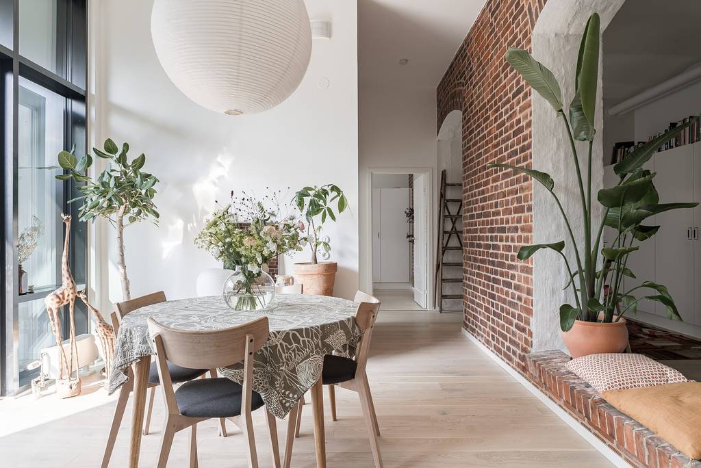 salle à manger avec mur de briques anciennes décoration scandinave