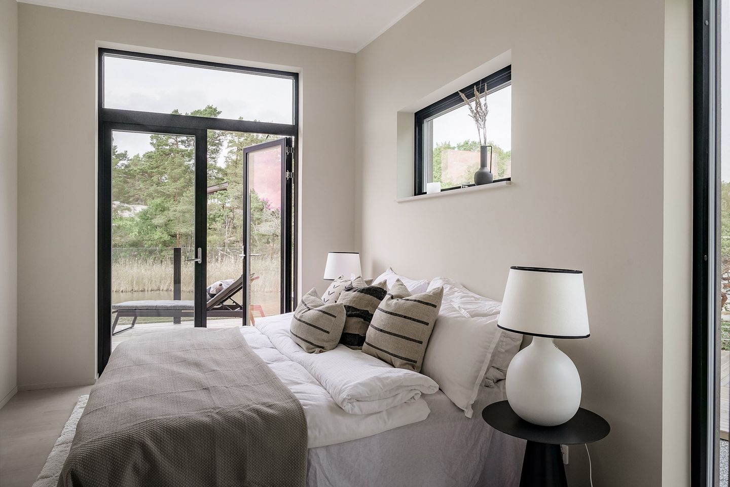chambre grise minimaliste maison en bois contemporaine chambre grise minimaliste maison en bois contemporaine