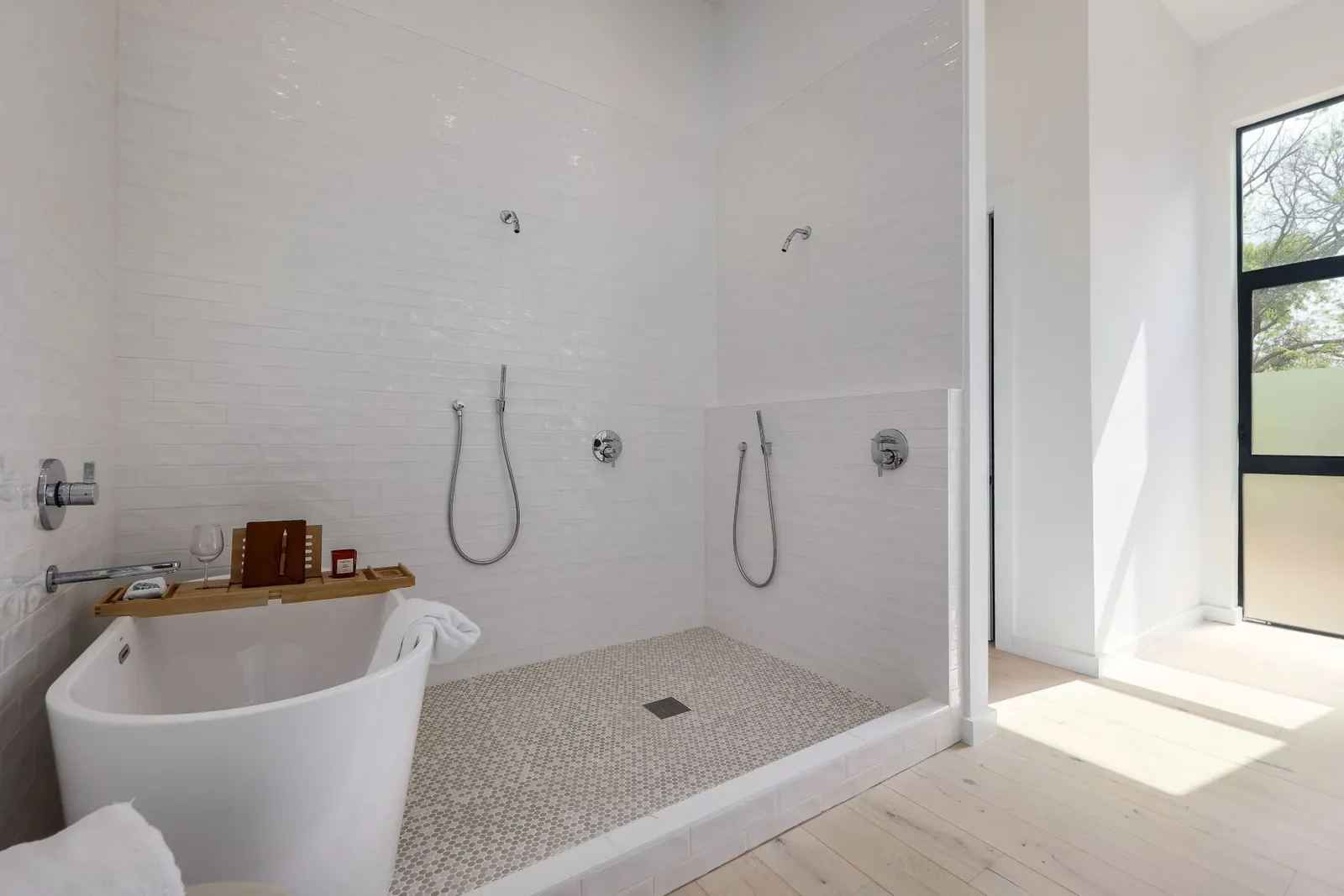 salle de bain avec douche double