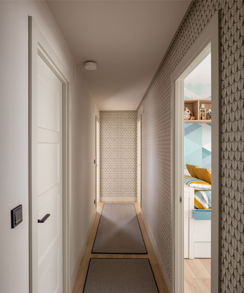 couloir avec papier-peint couloir avec papier-peint