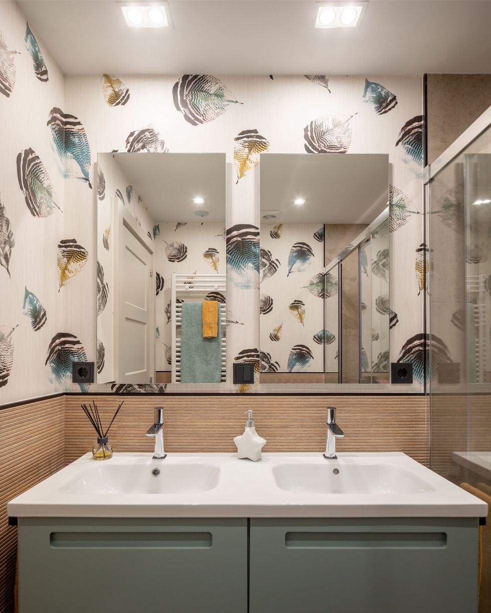 salle de bain avec papier-peint salle de bain avec papier-peint