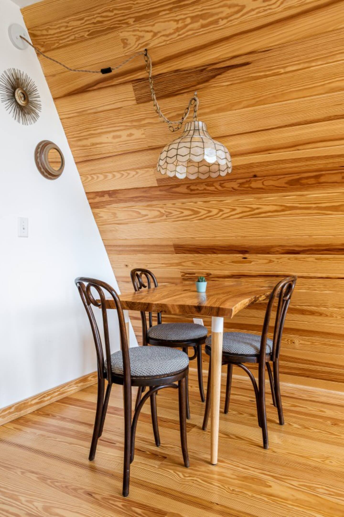 salle à manger mansardée maison A-Frame