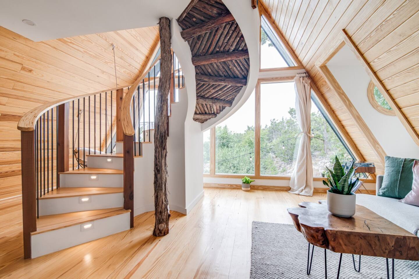 salon avec escalier maison A-Frame