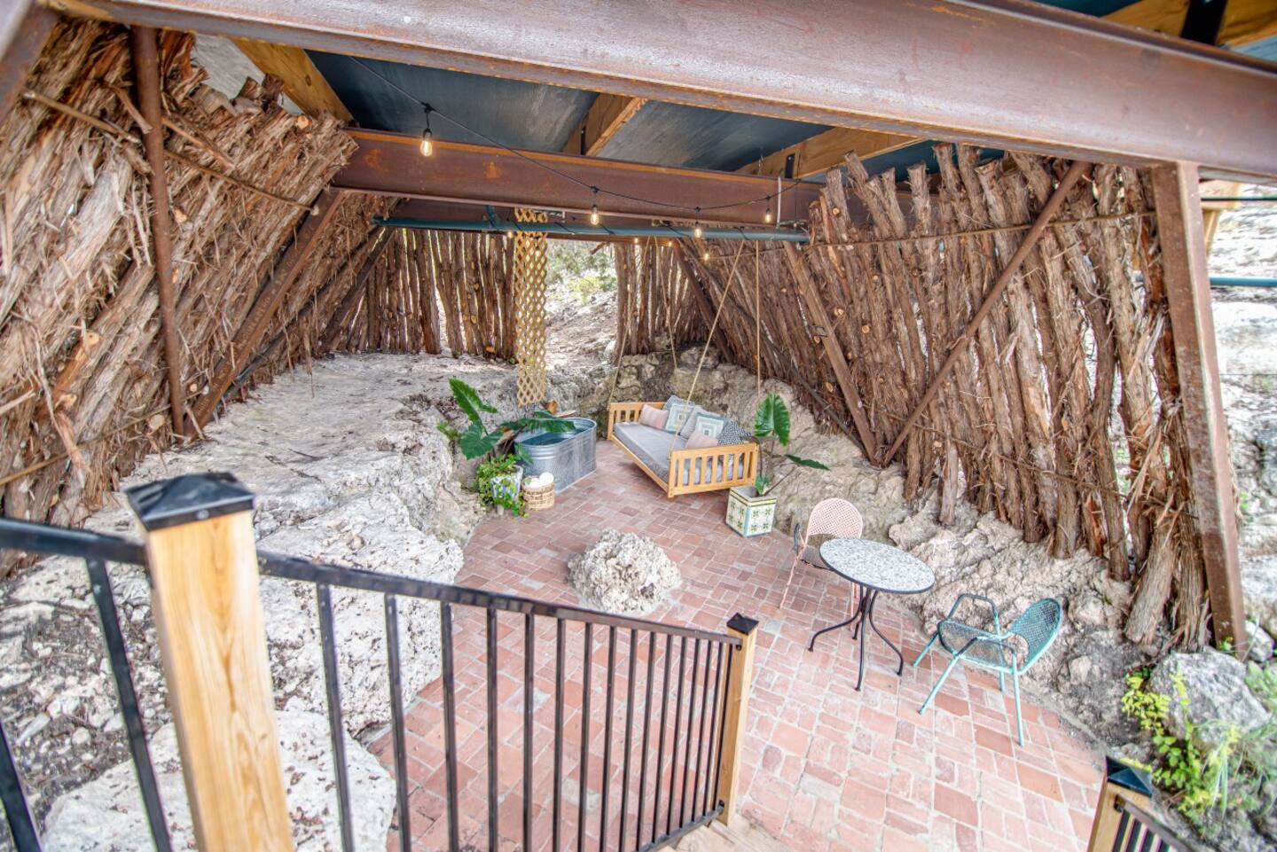 terrasse abritée sous maison A-Frame