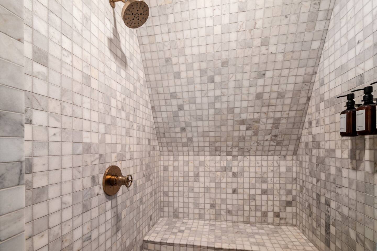 douche avec banc carrelé