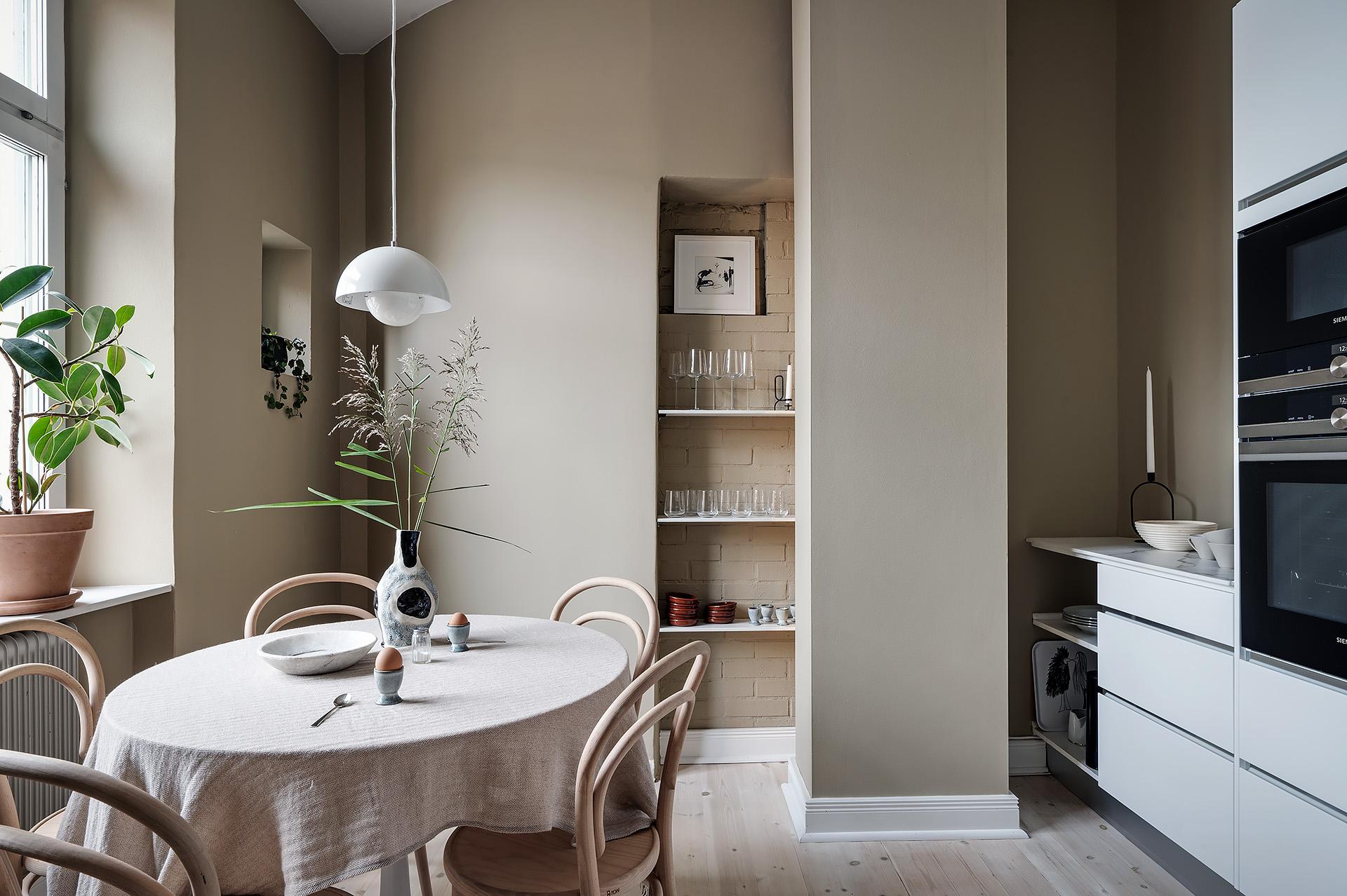 cuisine blanche avec coin repas