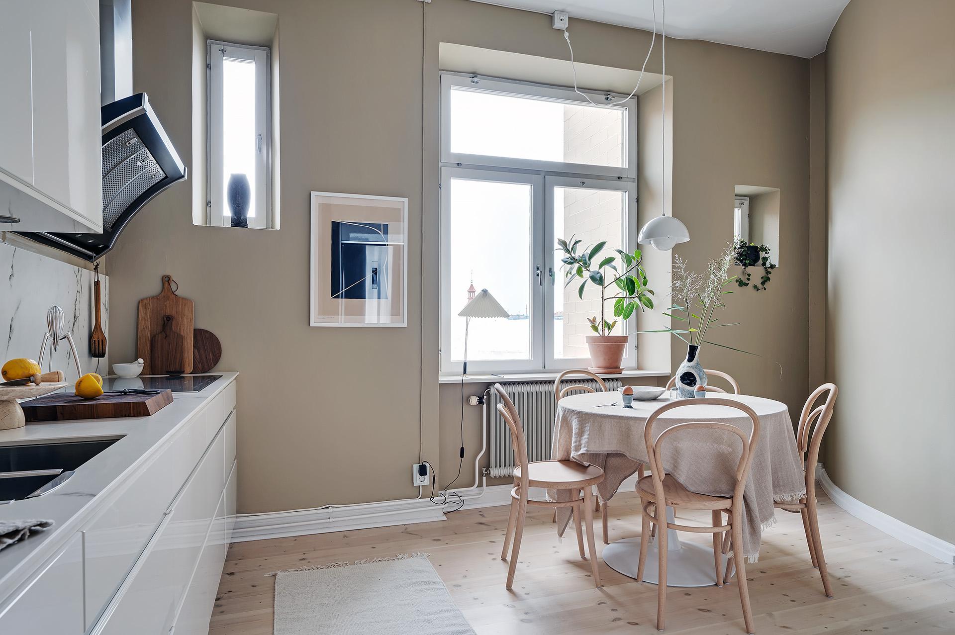 cuisine blanche avec coin repas