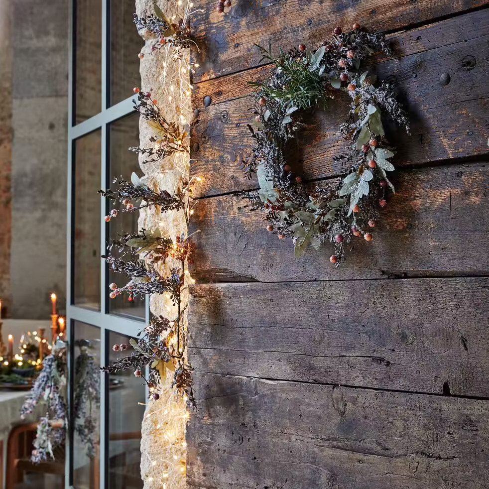 façade maison bois avec couronne de Noël façade maison bois avec couronne de Noël