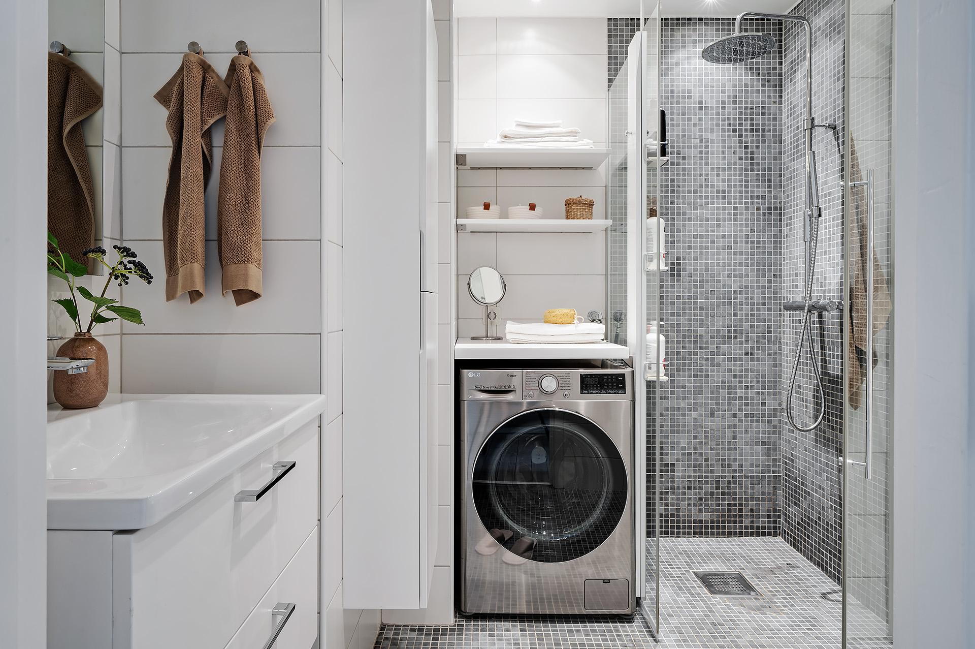 salle de bain avec espace buanderie