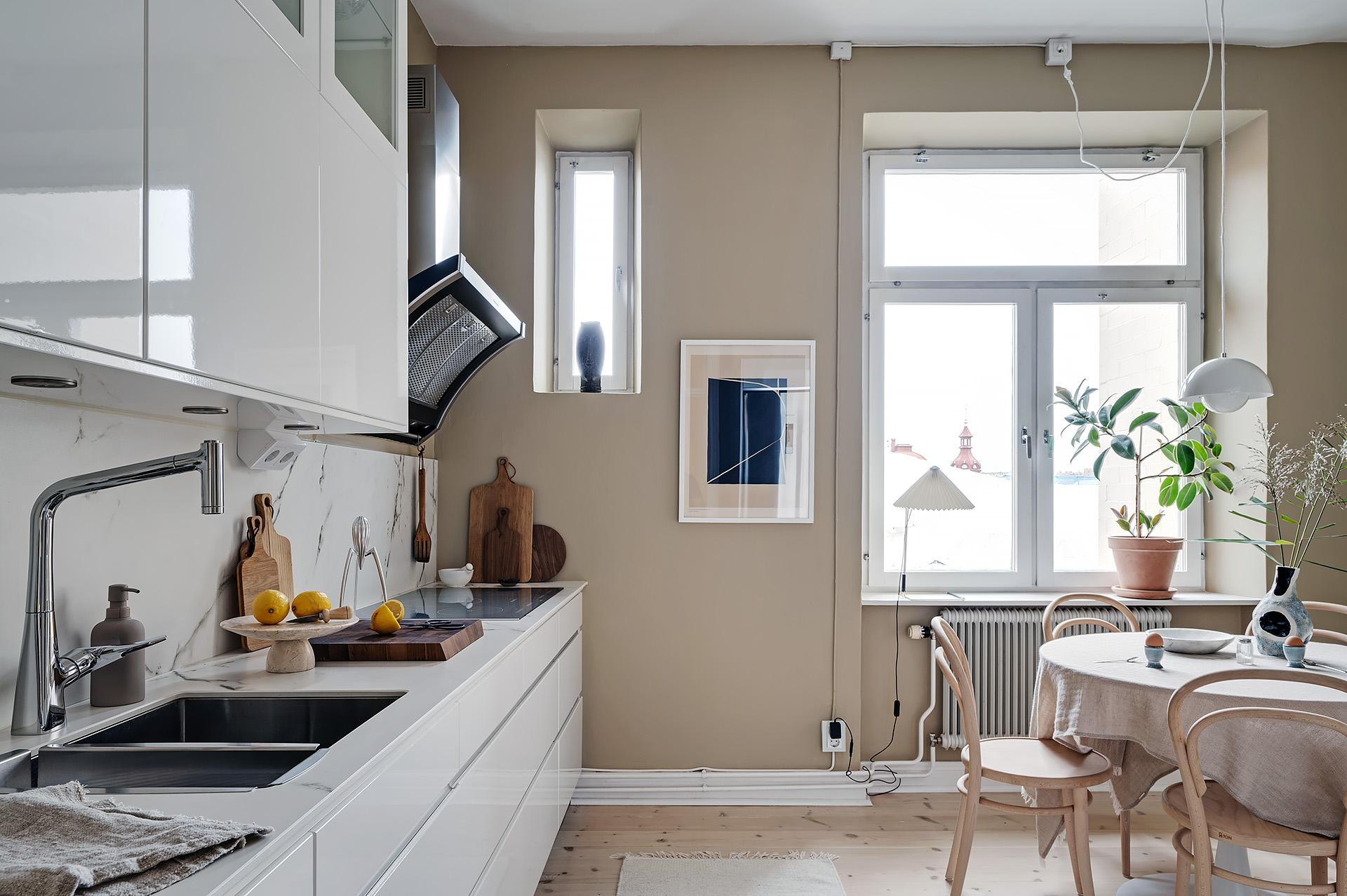 cuisine blanche avec coin repas