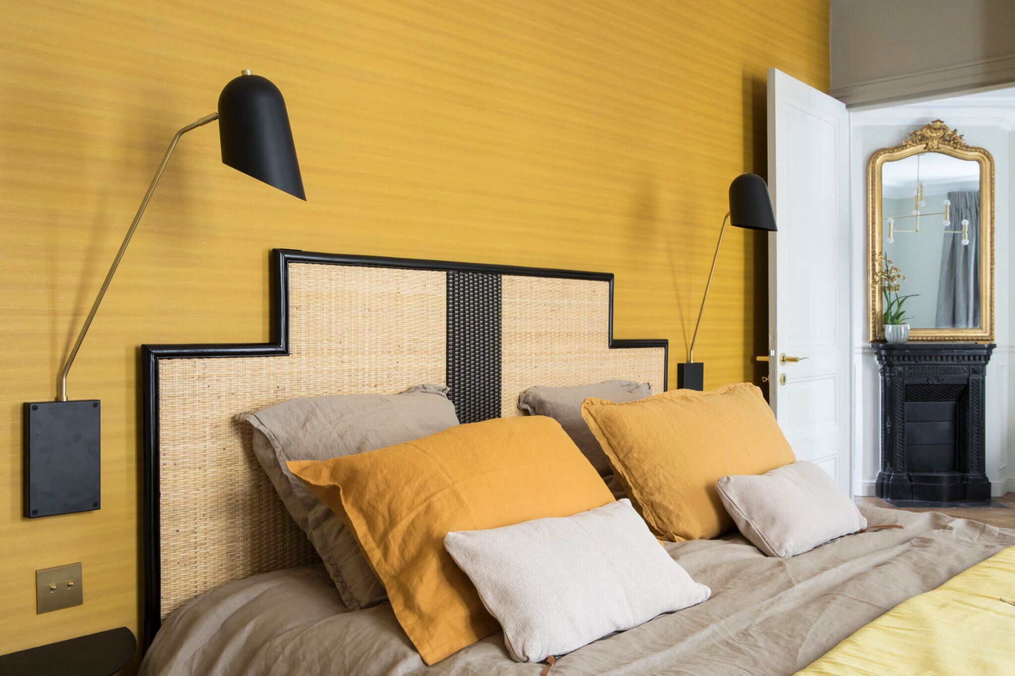 chambre jaune décoration classique chic appartement Paris chambre jaune décoration classique chic appartement Paris