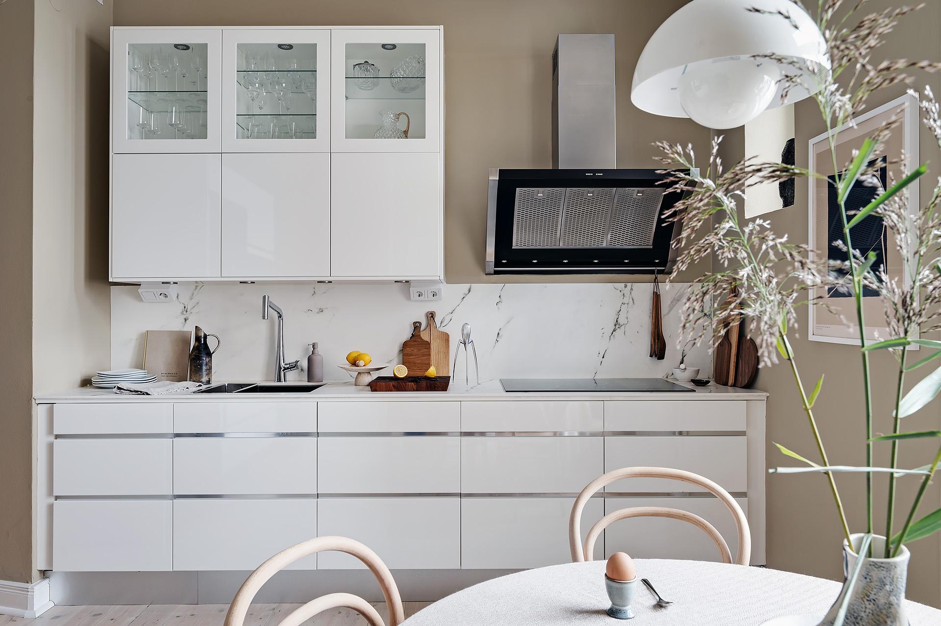 cuisine blanche avec coin repas