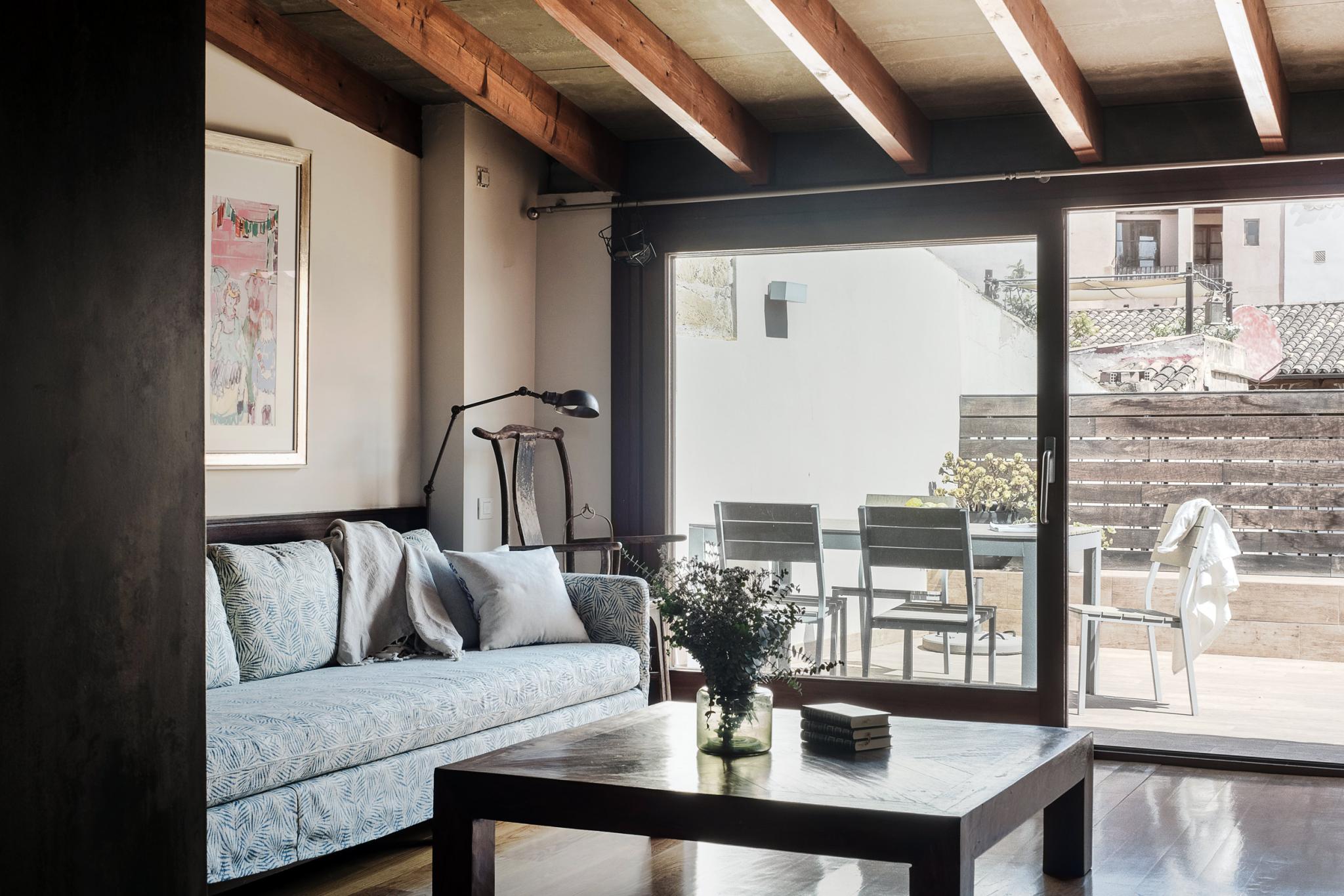 salon avec poutres et terrasse appartement rénové