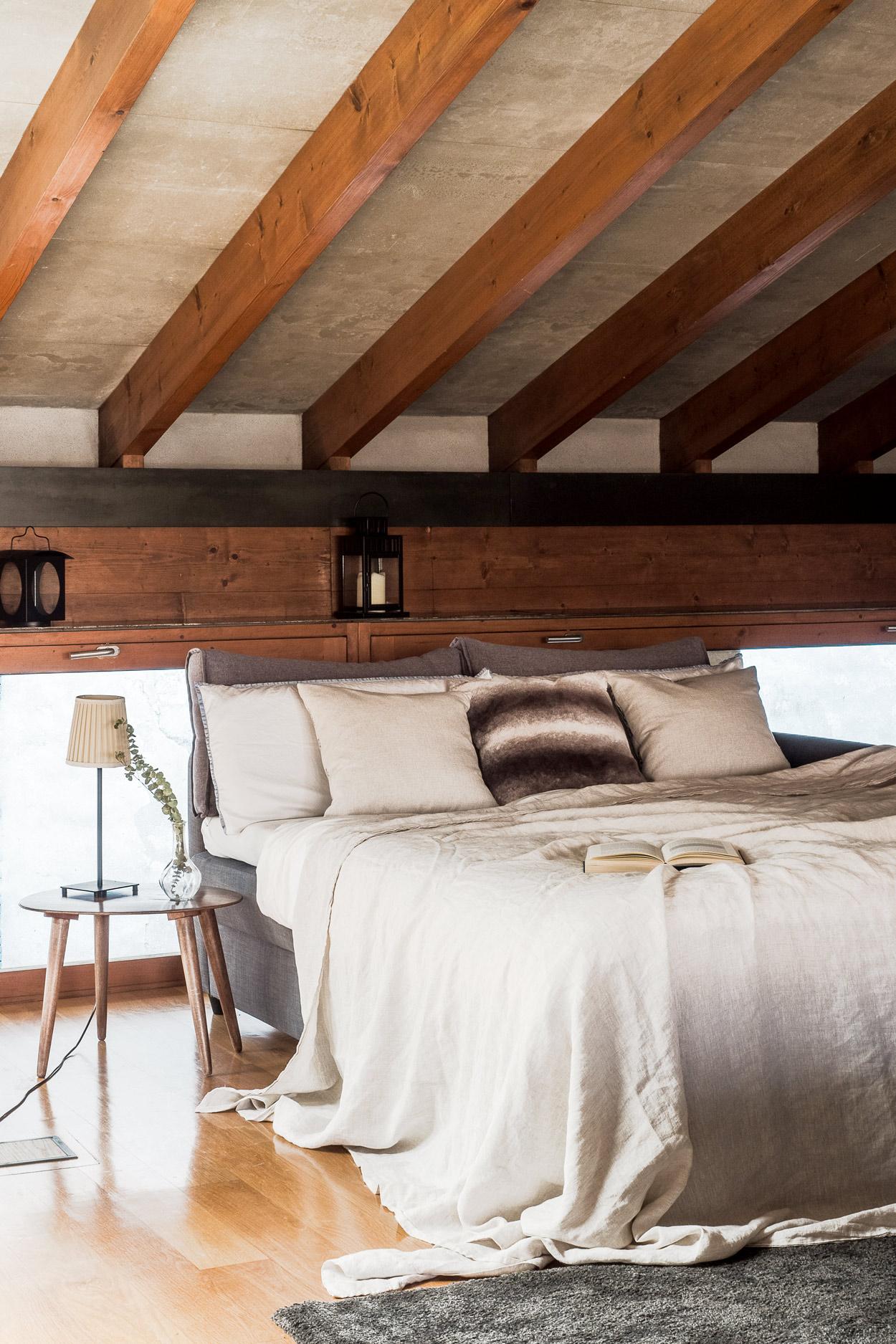 chambre avec poutres appartement rénové