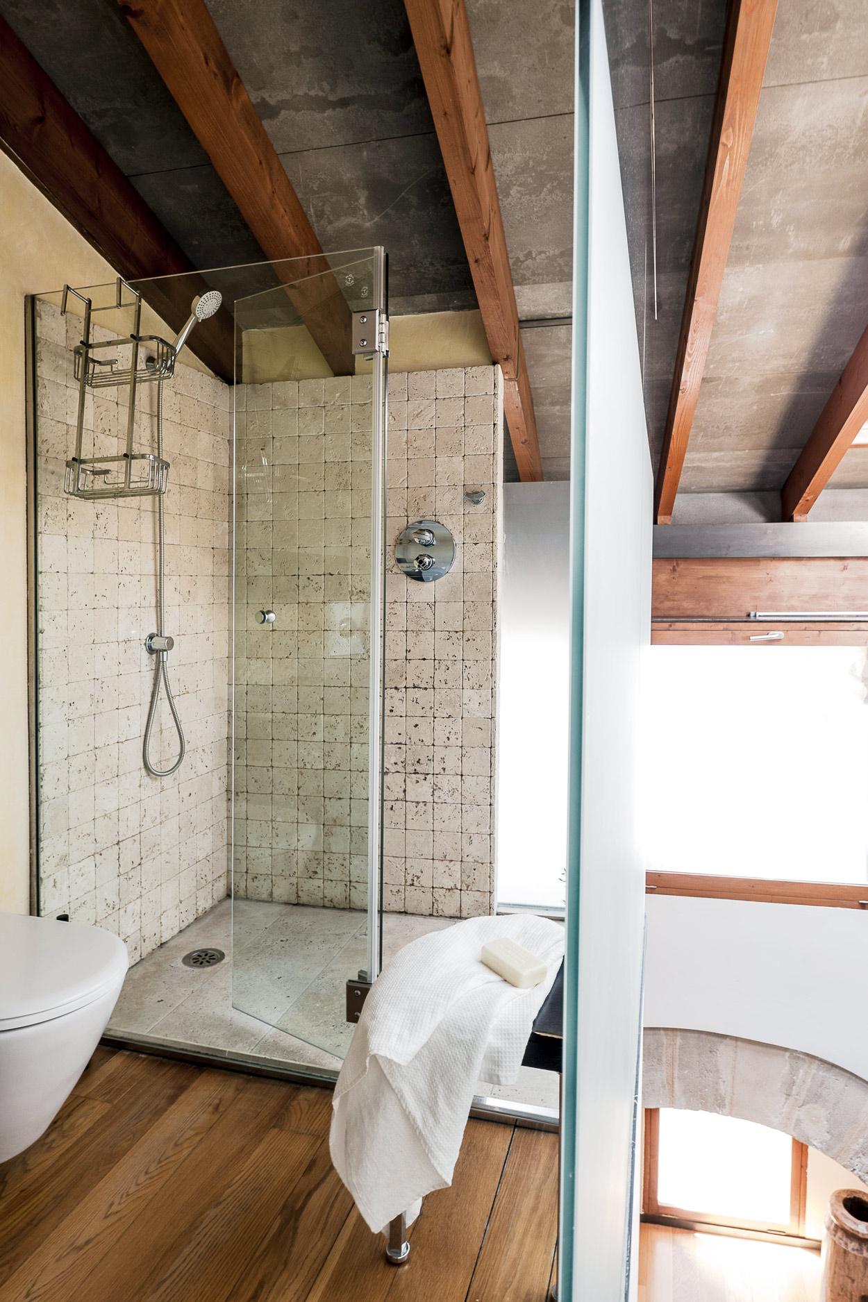 salle de bain avec poutres