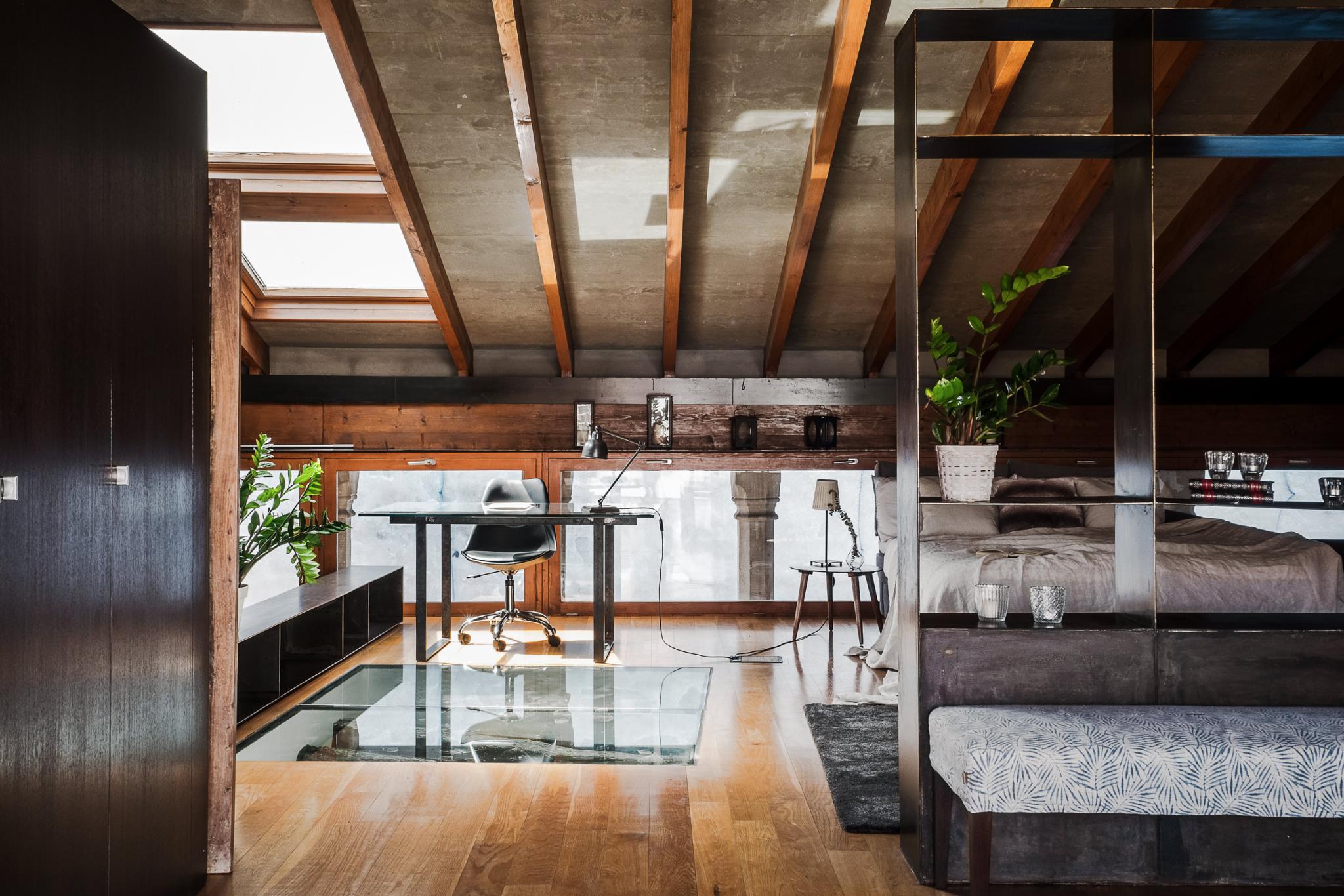 chambre dans combles avec poutres appartement rénové