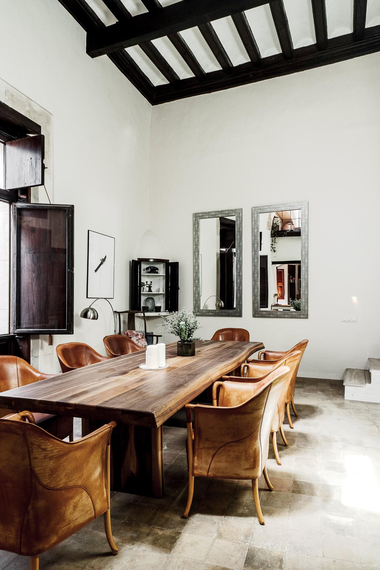 salle à manger avec poutres appartement rénové