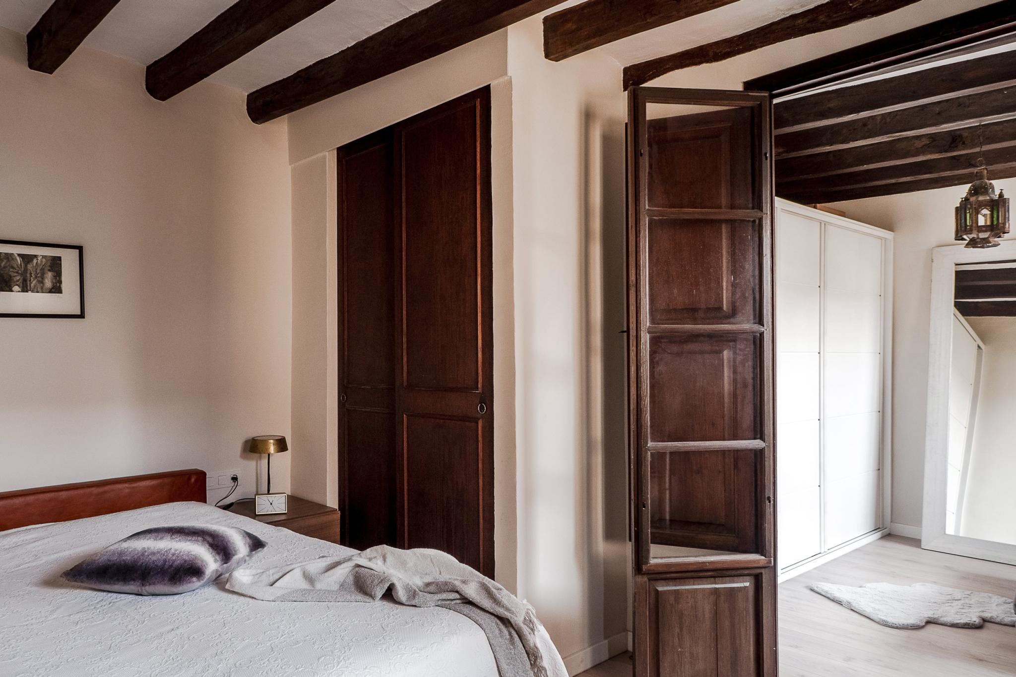 chambre avec poutres appartement rénové