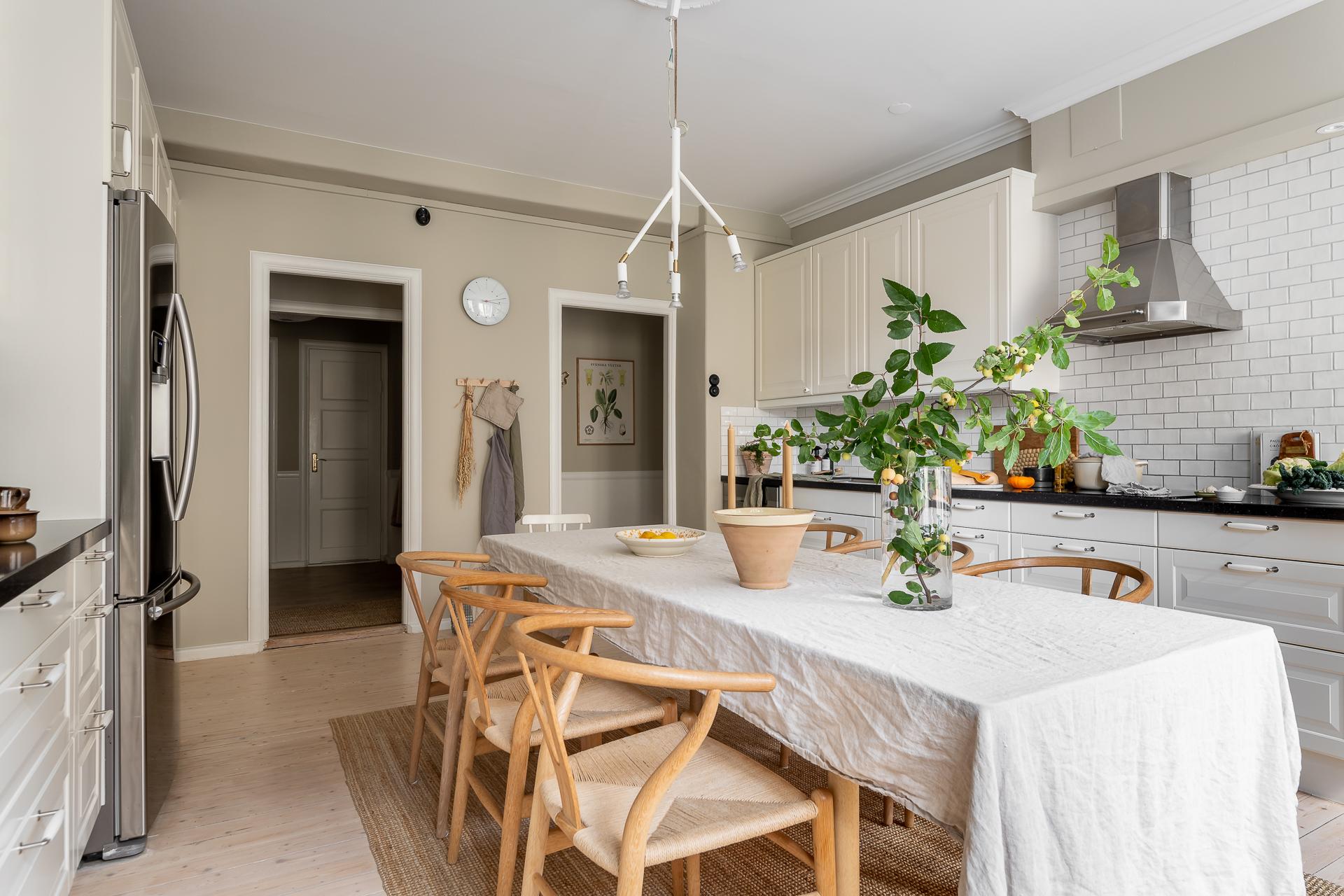 cuisine blanche avec salle à manger
