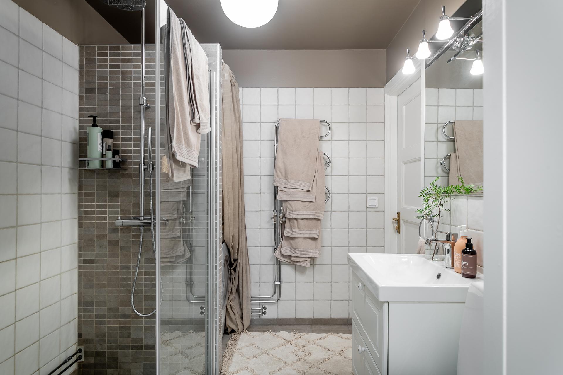 salle de bain blanche