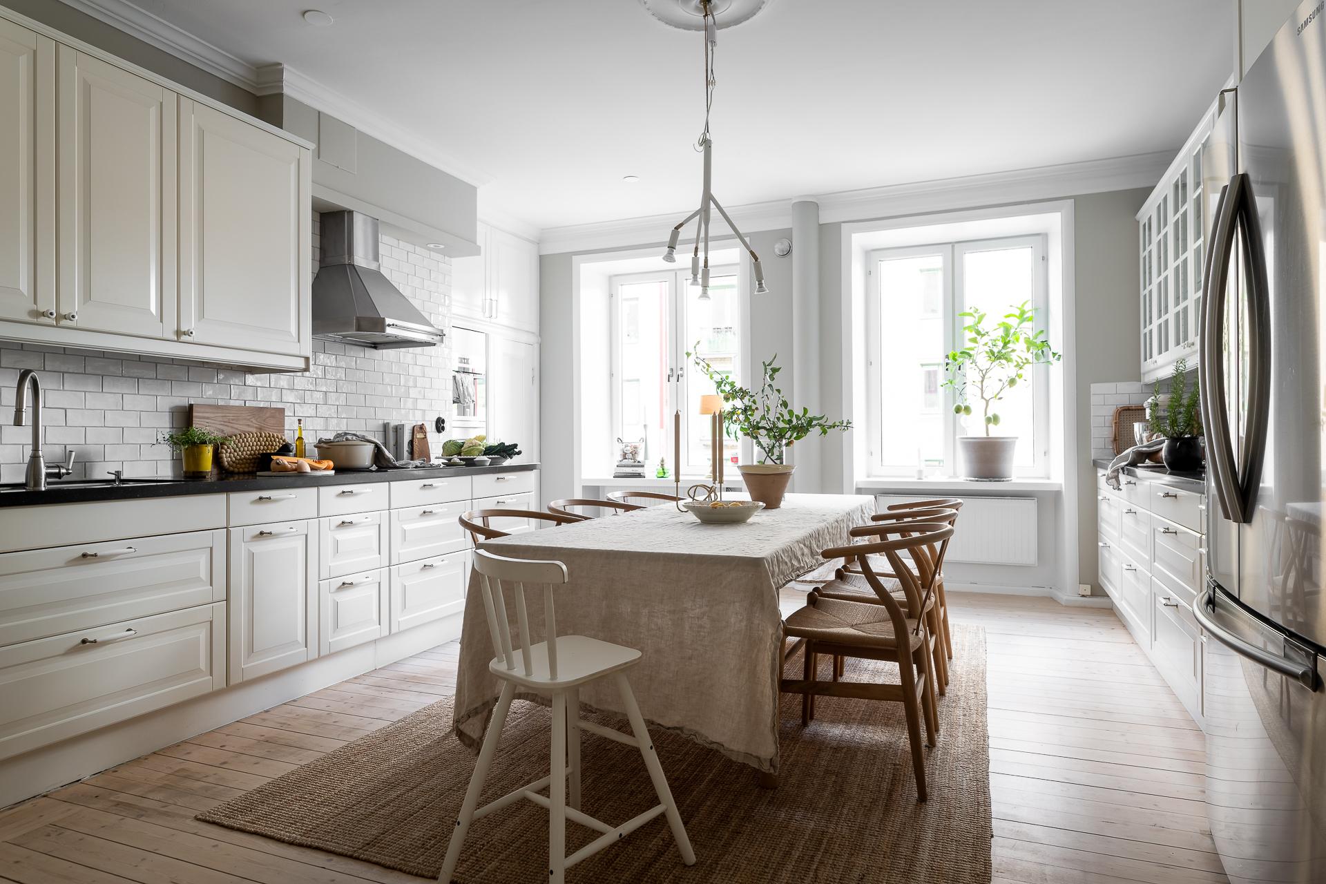 cuisine blanche avec salle à manger