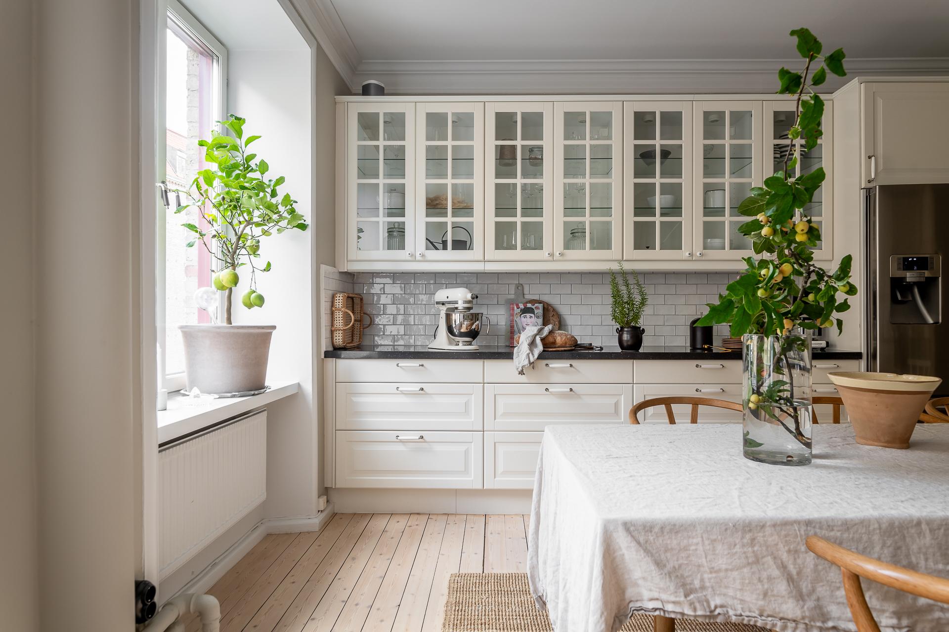 cuisine blanche avec salle à manger