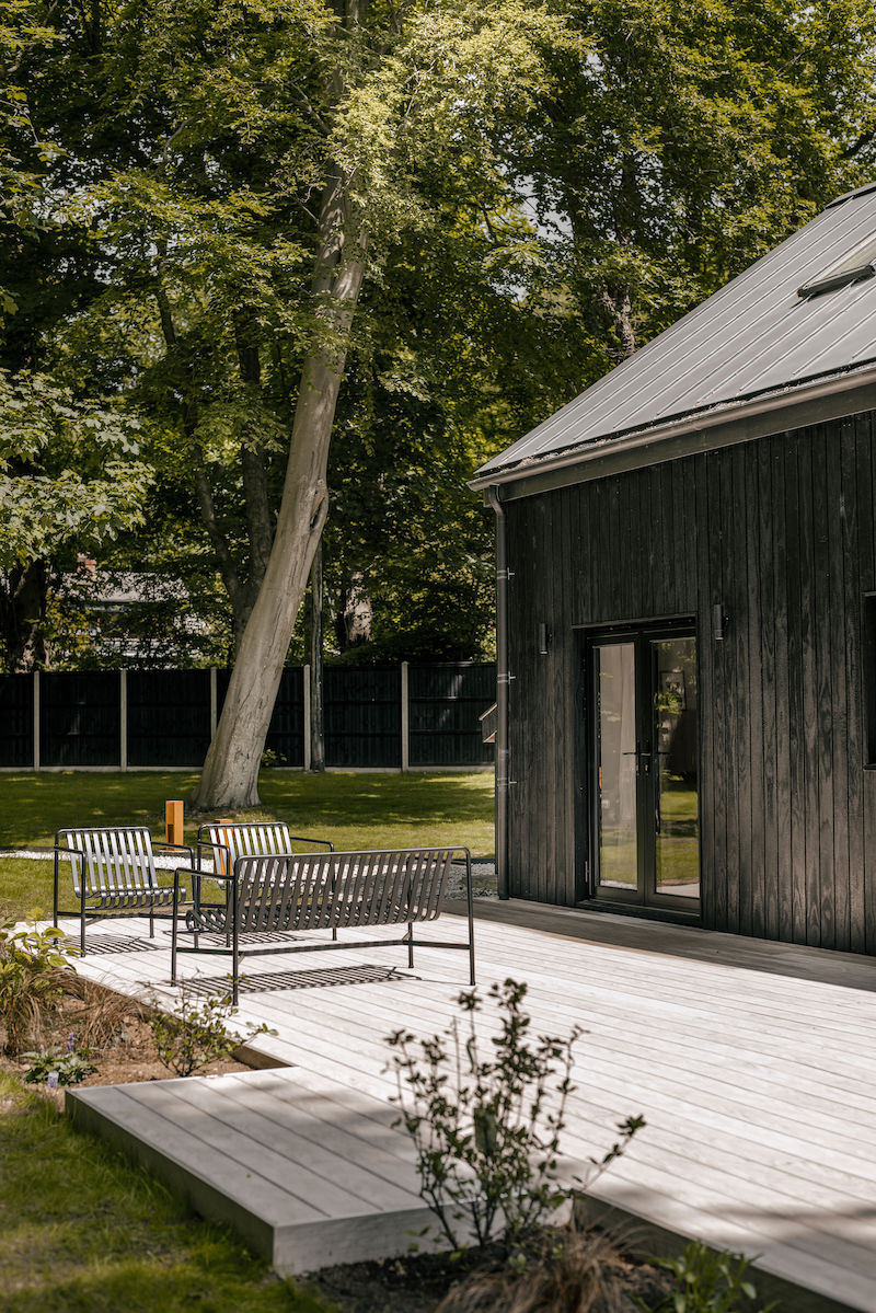 maison en bois noir avec terrasse bois