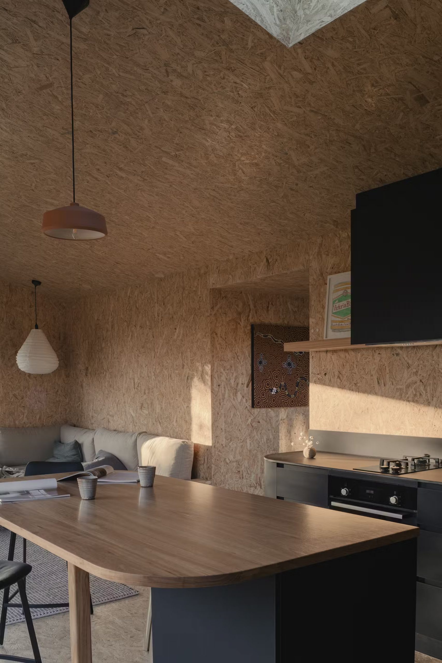 cuisine noire et bois murs OSB