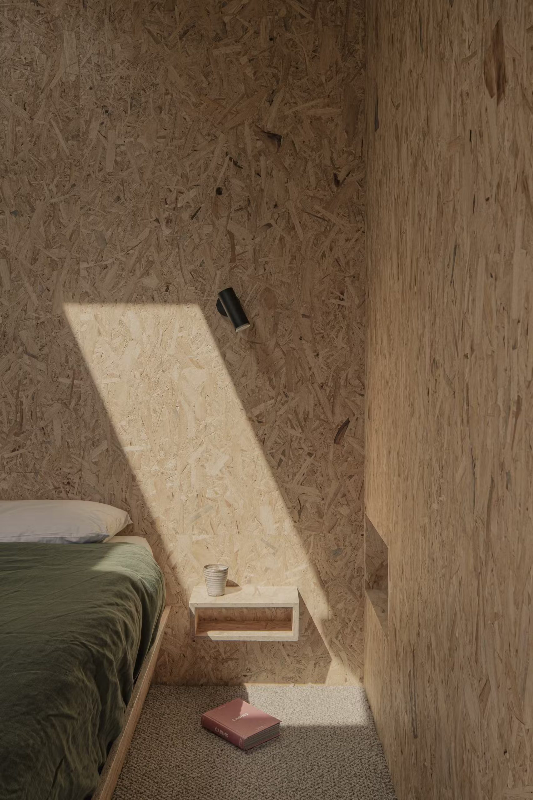 chambre minimaliste murs OSB