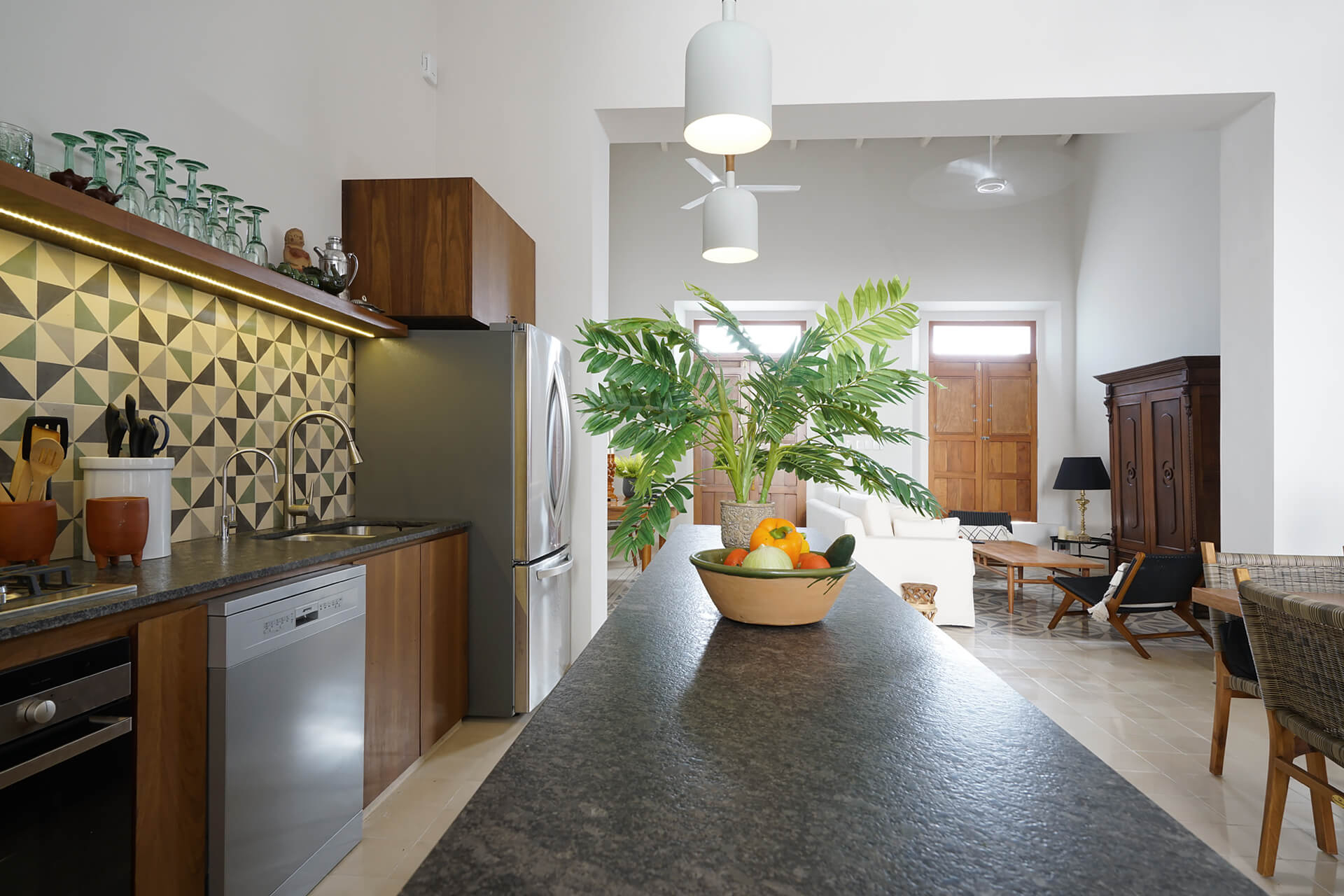 cuisine en bois ouverte avec salle à manger