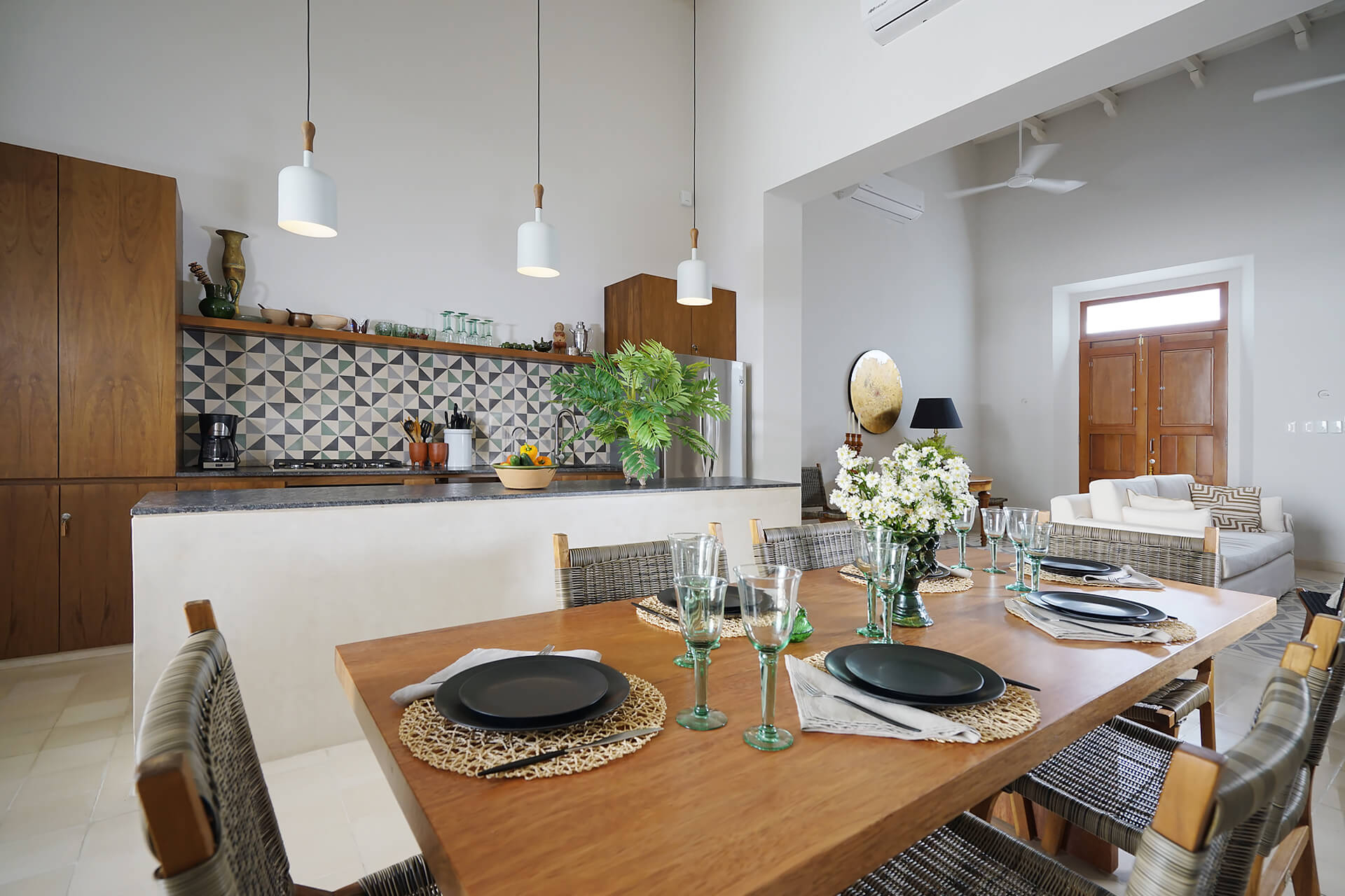 cuisine en bois ouverte avec salle à manger