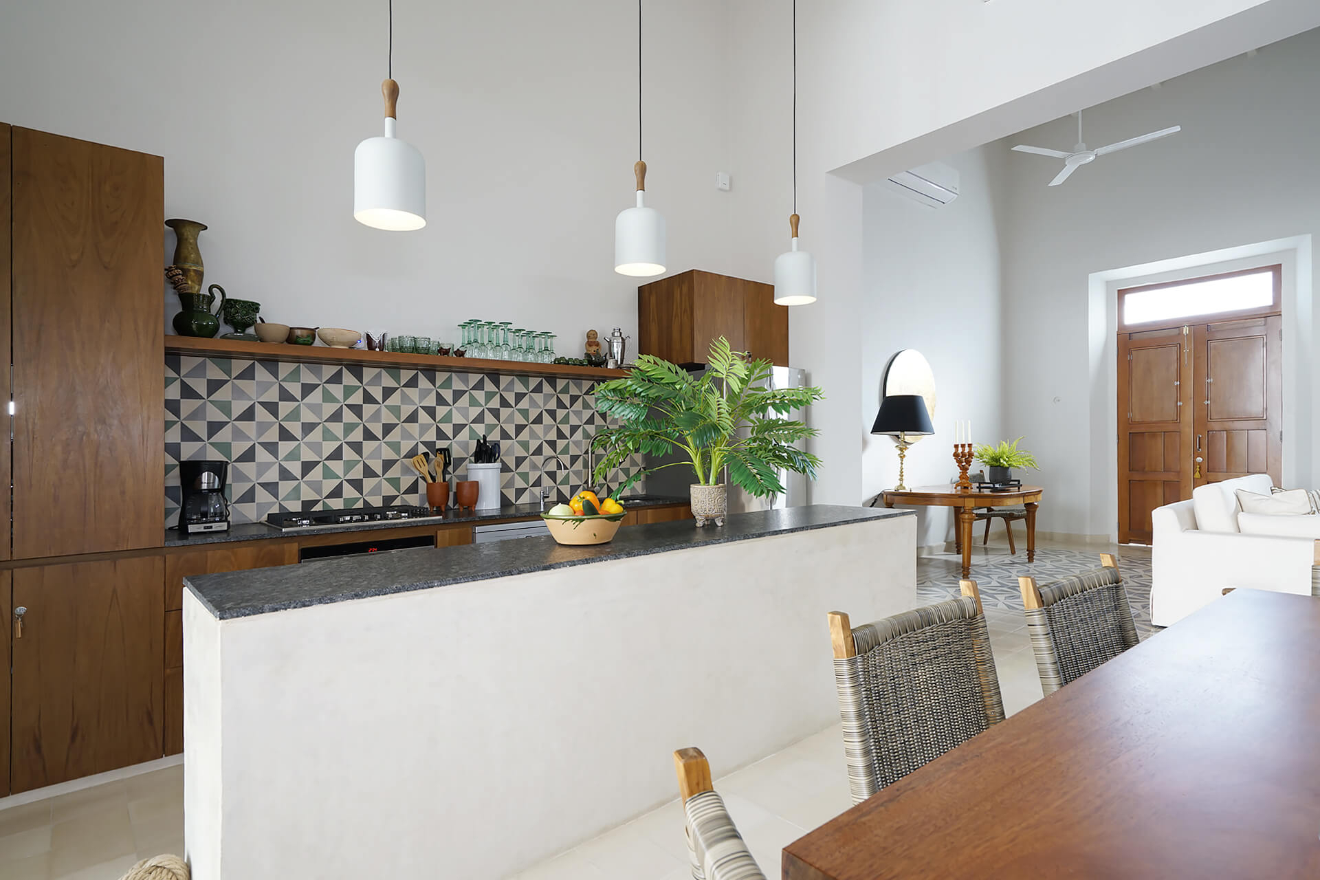 cuisine en bois ouverte avec salle à manger