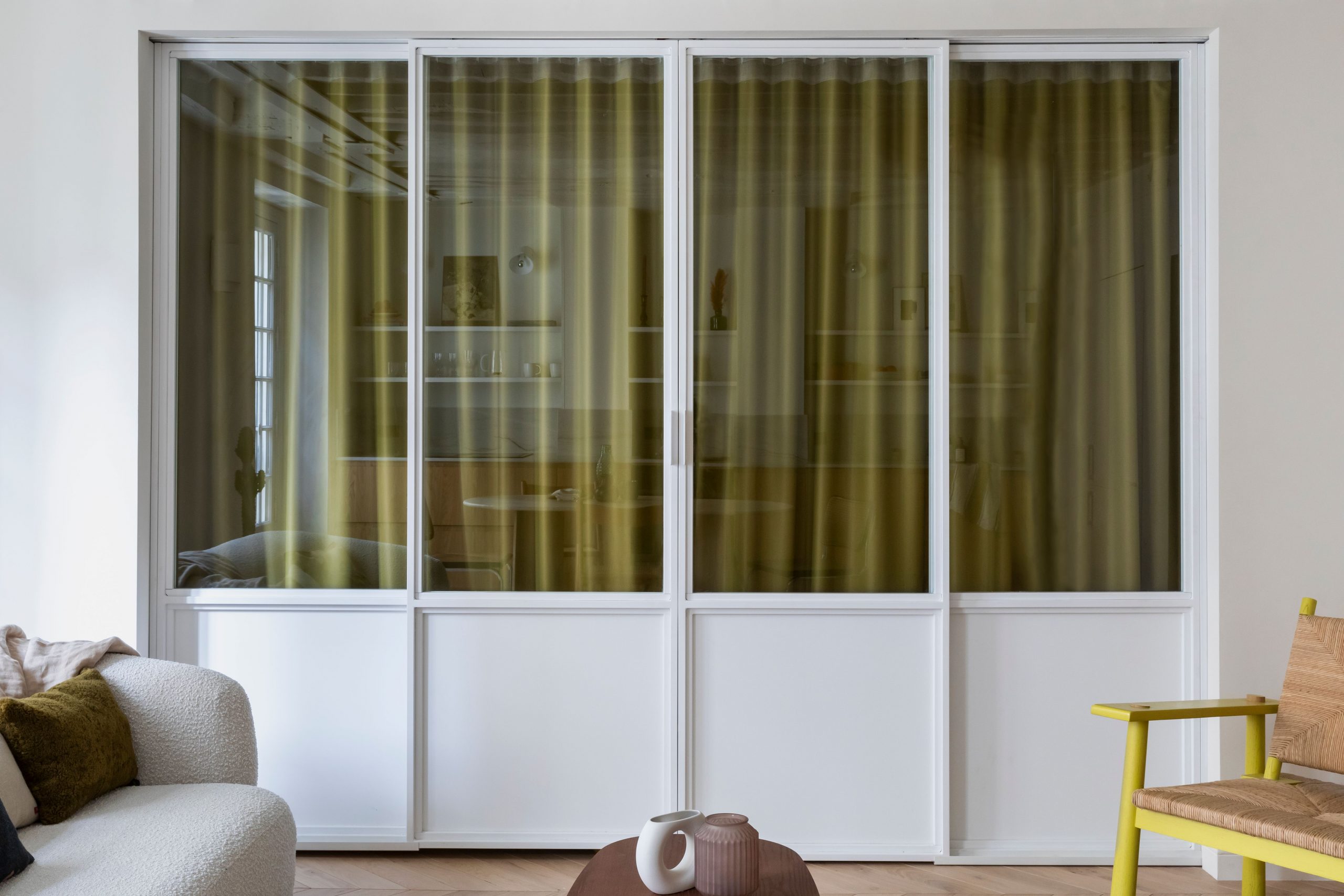 chambre avec verrière blanche fermée par rideau chambre avec verrière blanche fermée par rideau