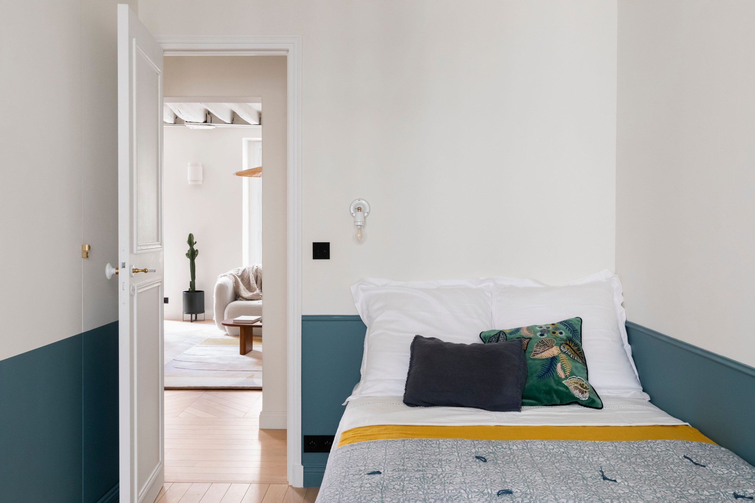 chambre bleue et jaune appartement Paris chambre bleue et jaune appartement Paris