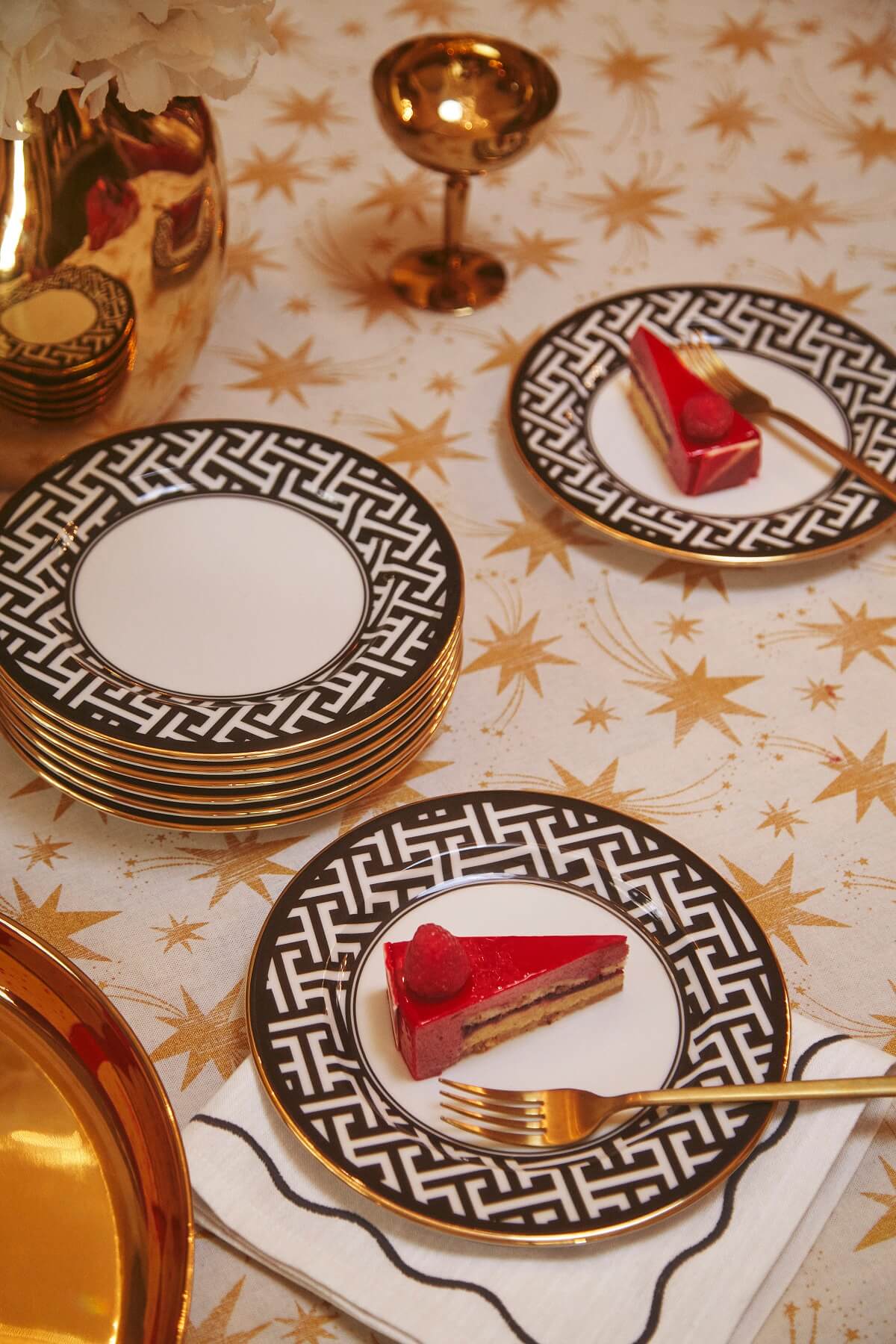 table décoration noire et dorée table décoration noire et dorée