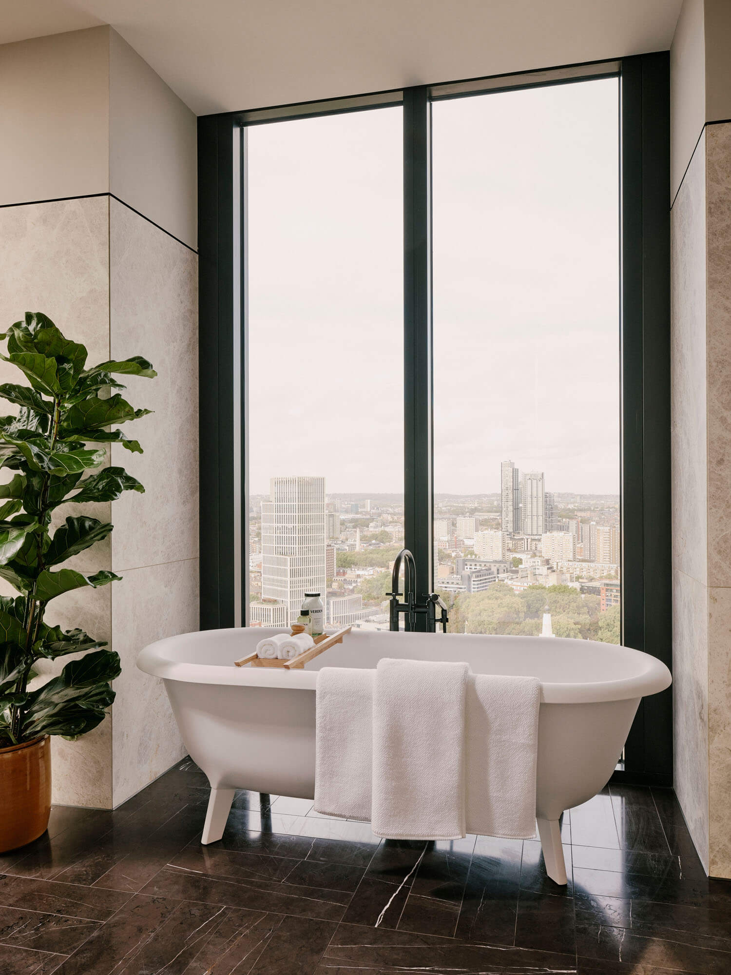 baignoire devant fenêtre