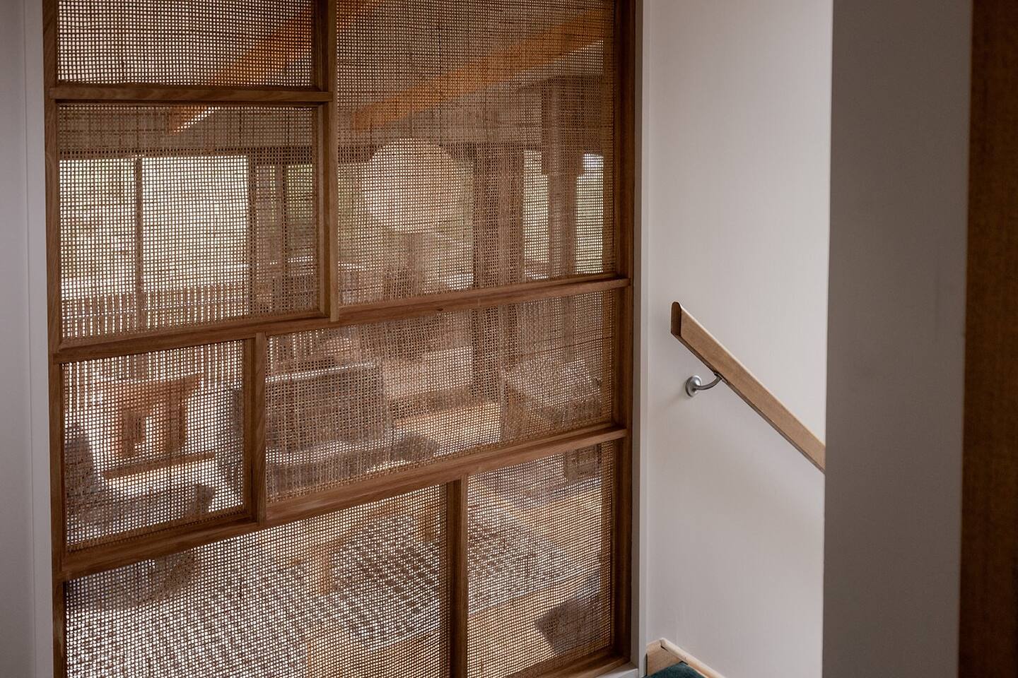 escalier étage maison design en bois noir
