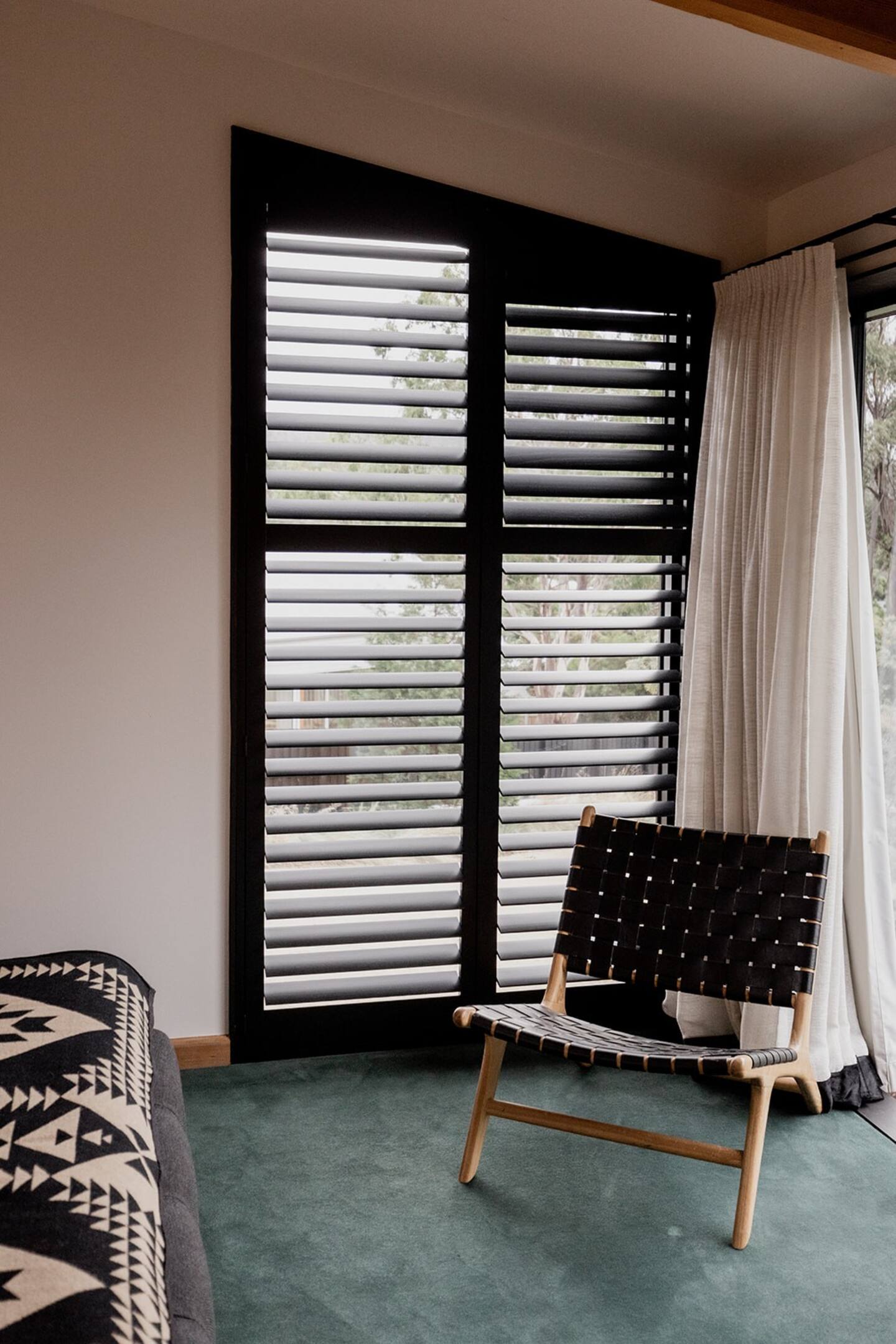 chambre maison design en bois noir
