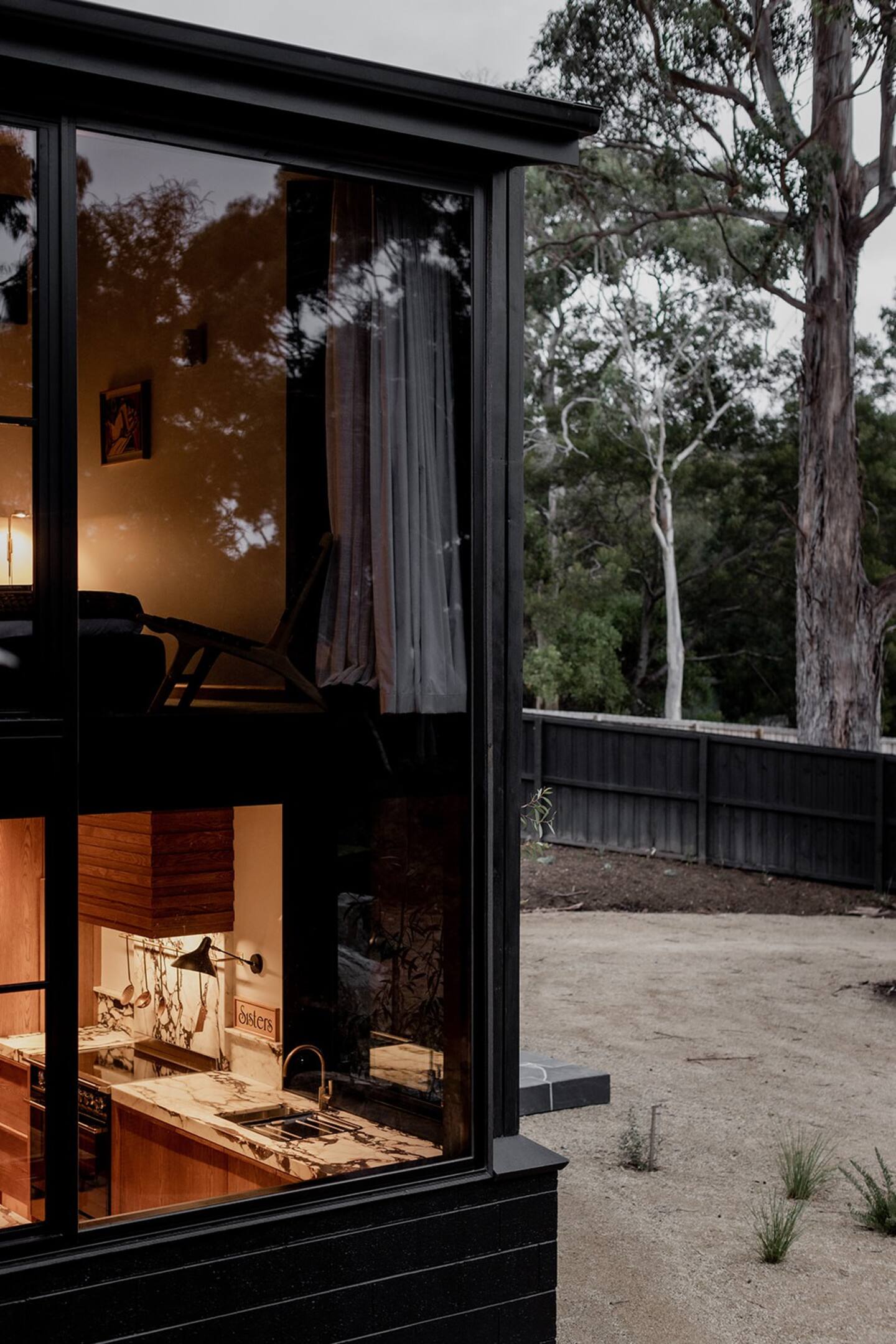 maison design en bois noir