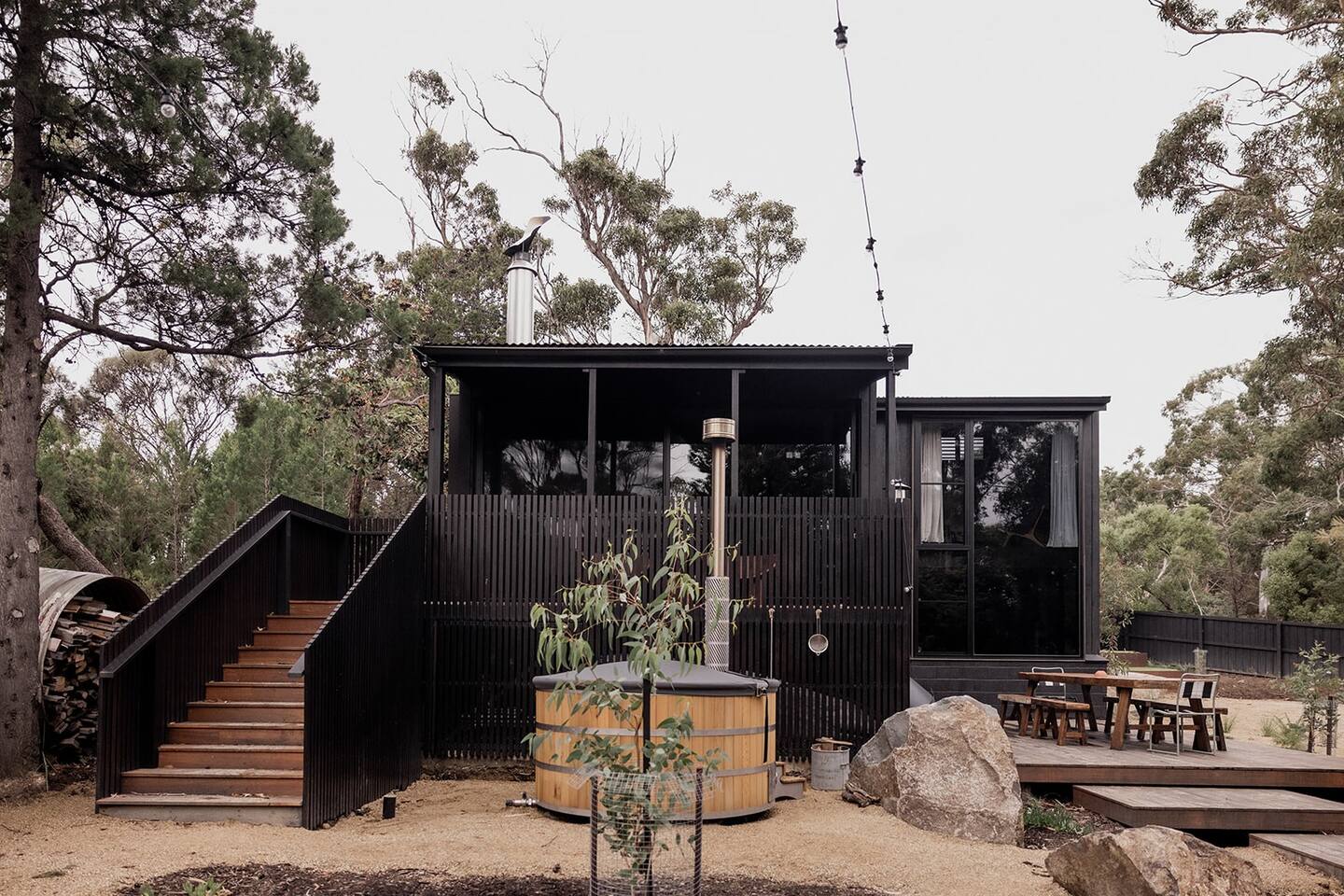 maison design en bois noir