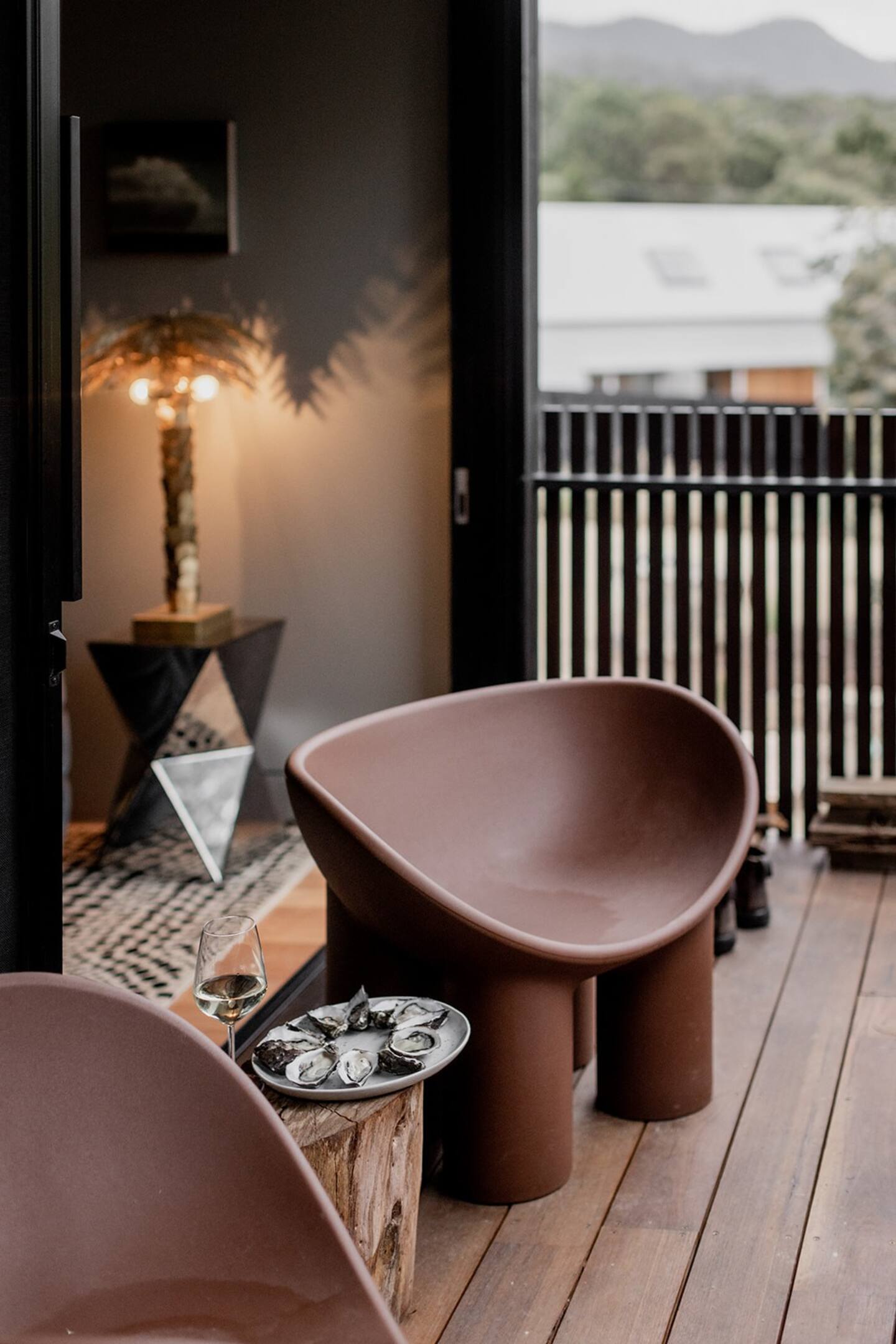 salon avec fauteuil roly poly maison design en bois noir