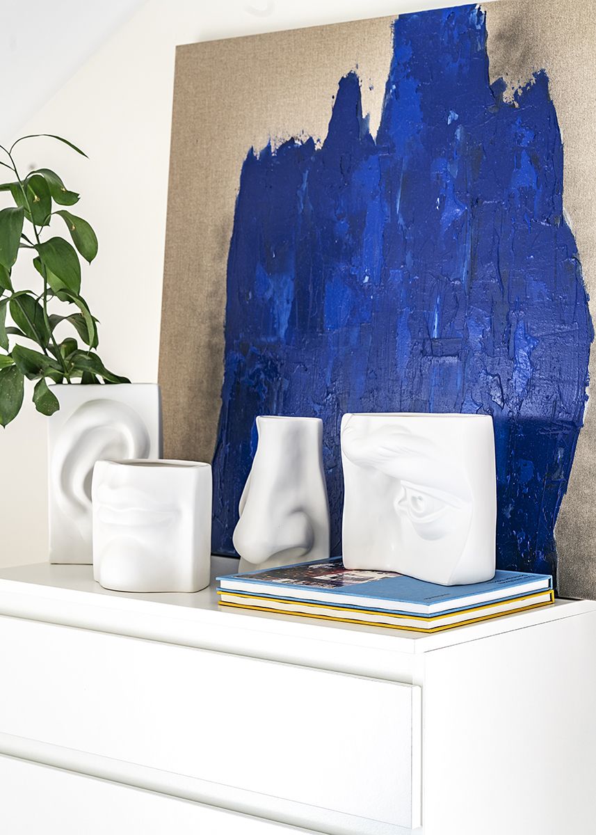 commode avec objet et toile commode avec objet et toile