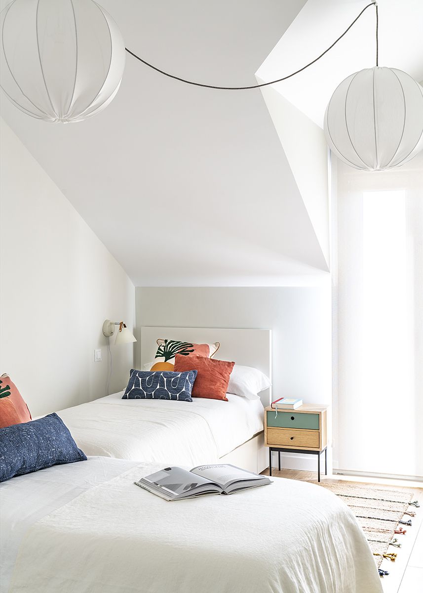 chambre mansardée blanche à deux lit décoration moderne et minimaliste chambre mansardée blanche à deux lit décoration moderne et minimaliste