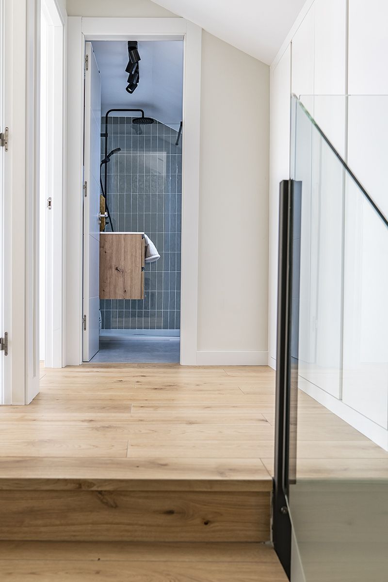 escalier avec garde-corps verre dans appartement en duplex redécoré escalier avec garde-corps verre dans appartement en duplex redécoré