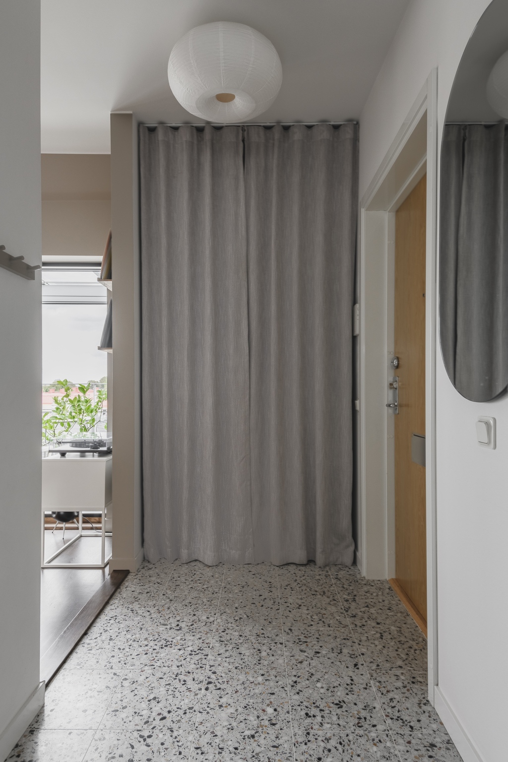 entrée avec placard rideau et sol terrazzo décoration scandinave